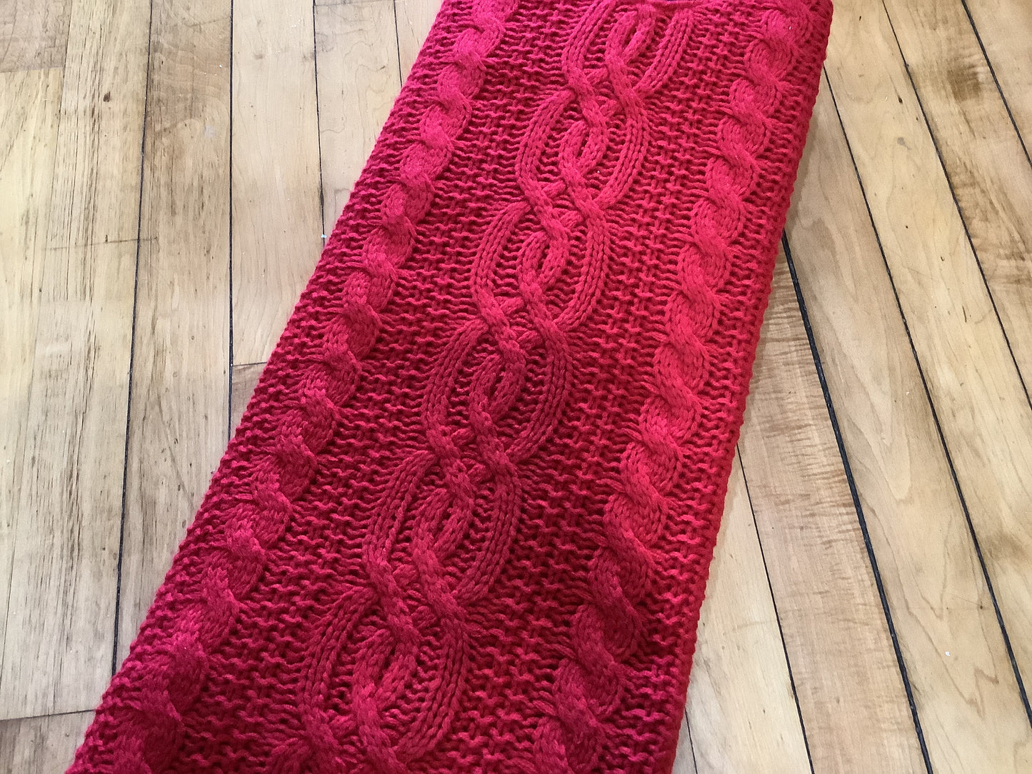 Ts1 red knit tree skirt
