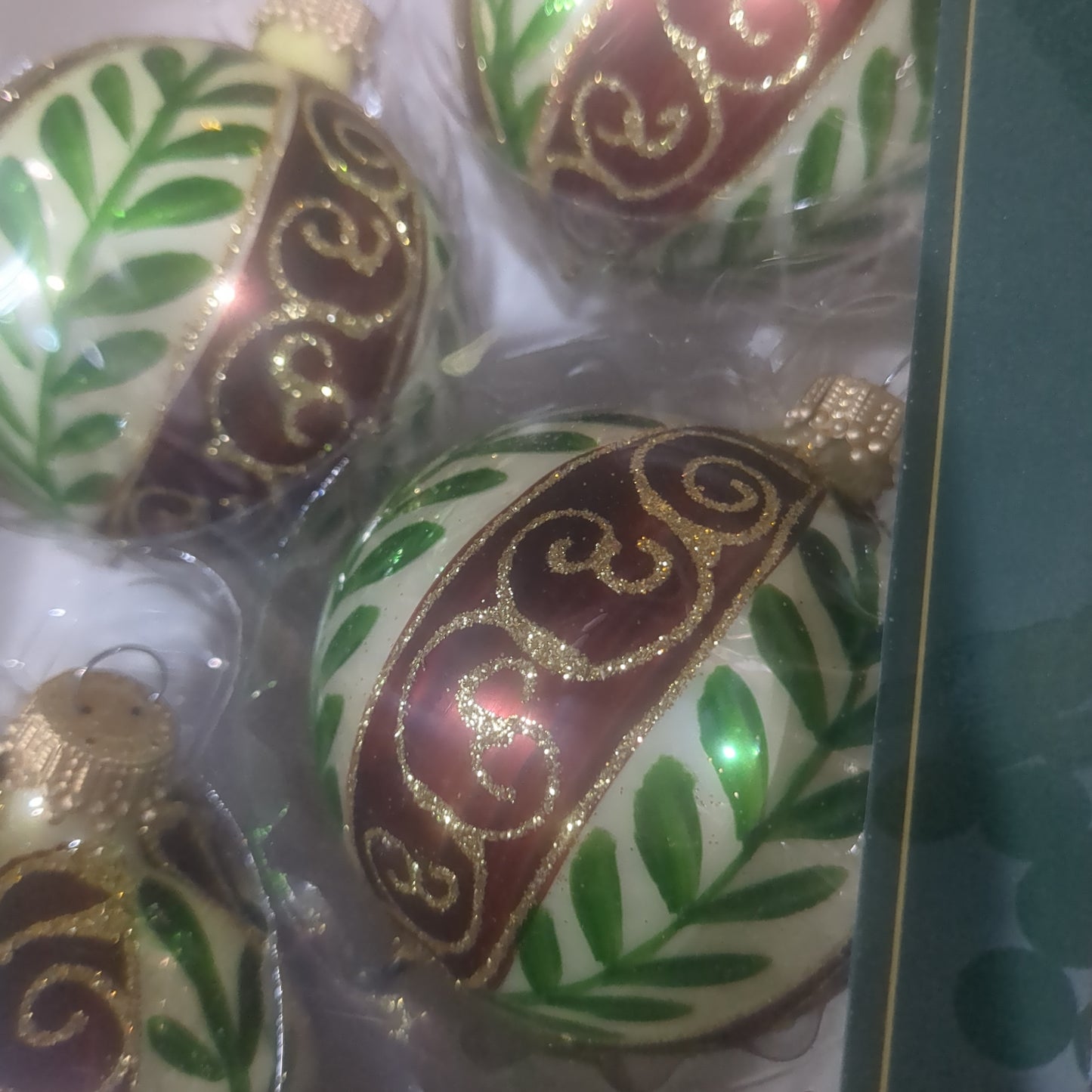 Ornament Chablis Gold Shapes Leaves Scrolls Gold Caps round