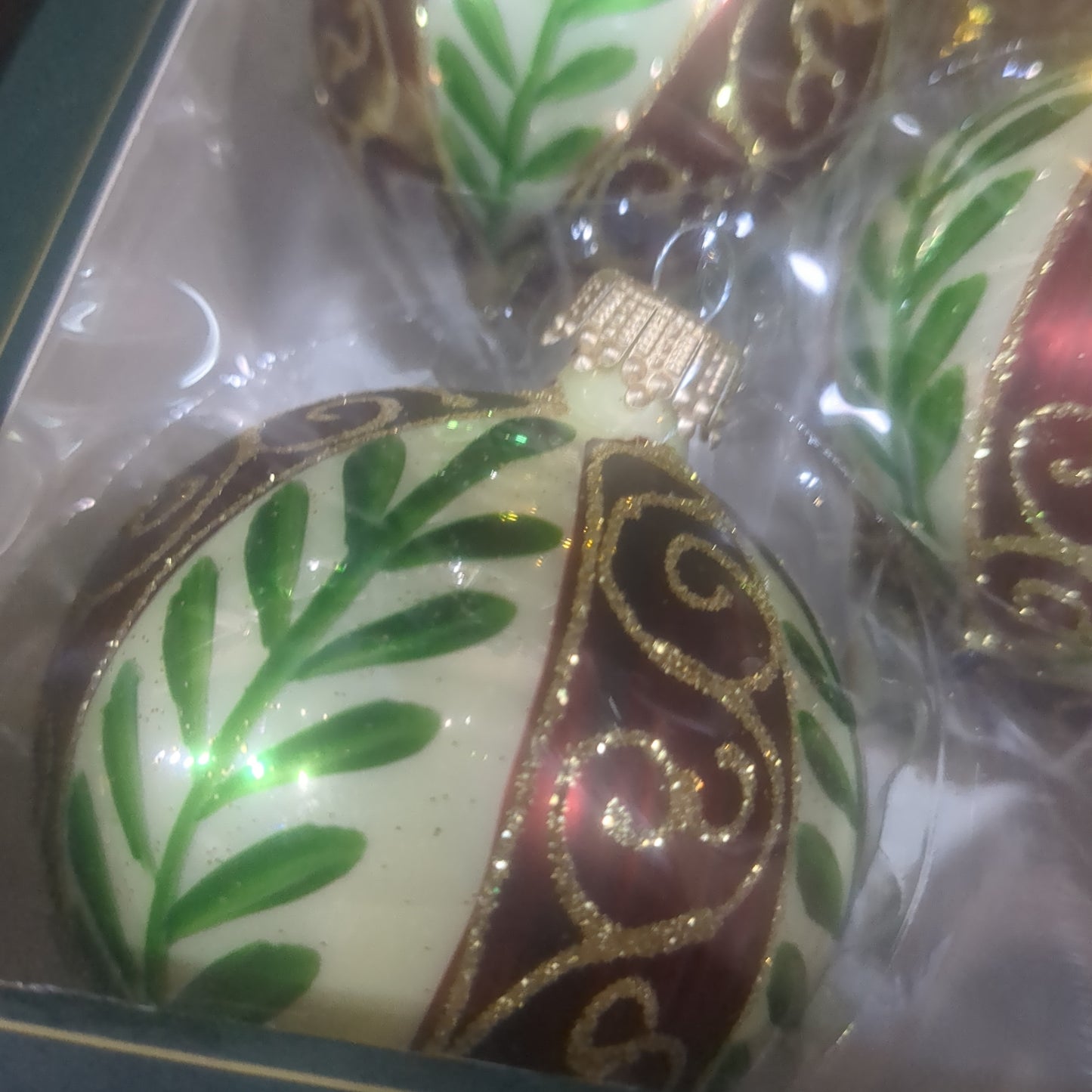 Ornament Chablis Gold Shapes Leaves Scrolls Gold Caps round