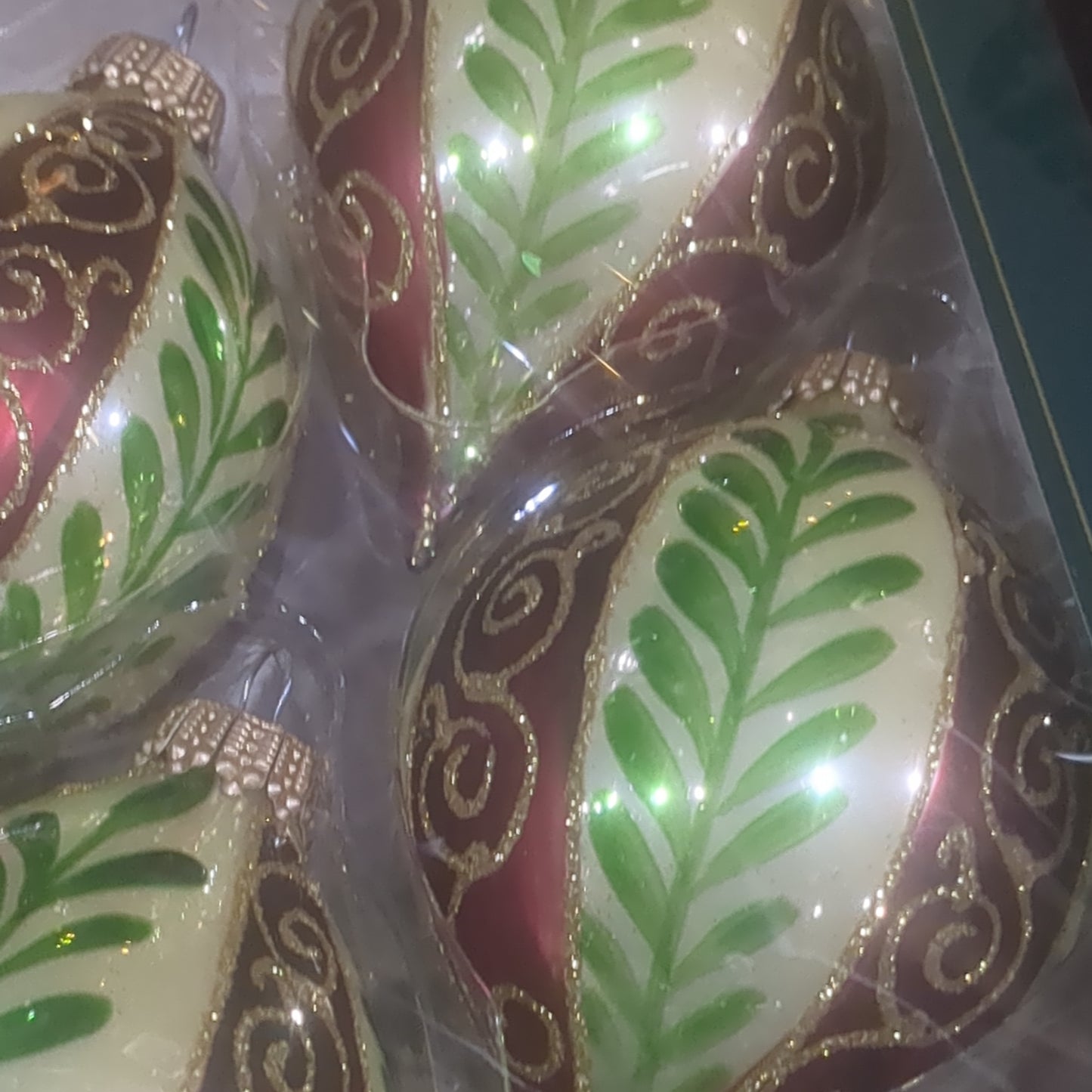 Ornament Chablis Gold Shapes Leaves Scrolls Gold Caps oval