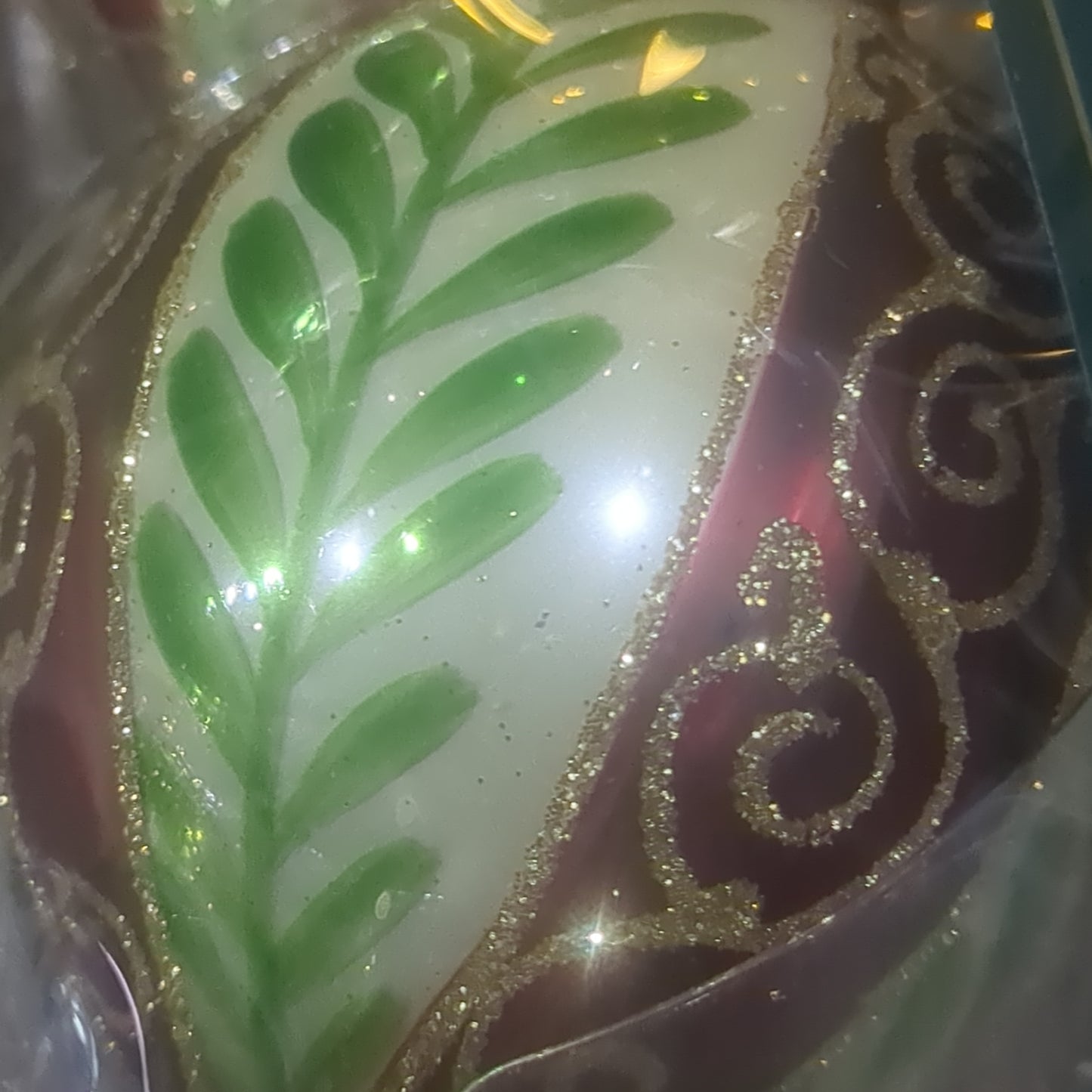 Ornament Chablis Gold Shapes Leaves Scrolls Gold Caps oval