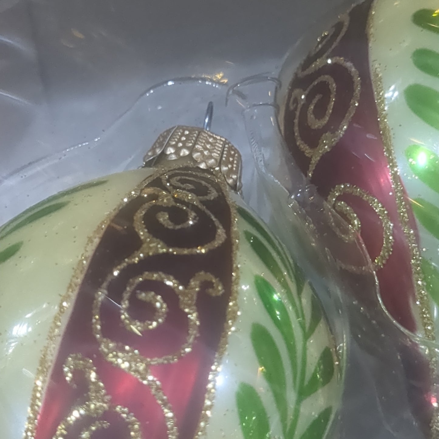 Ornament Chablis Gold Shapes Leaves Scrolls Gold Caps oval