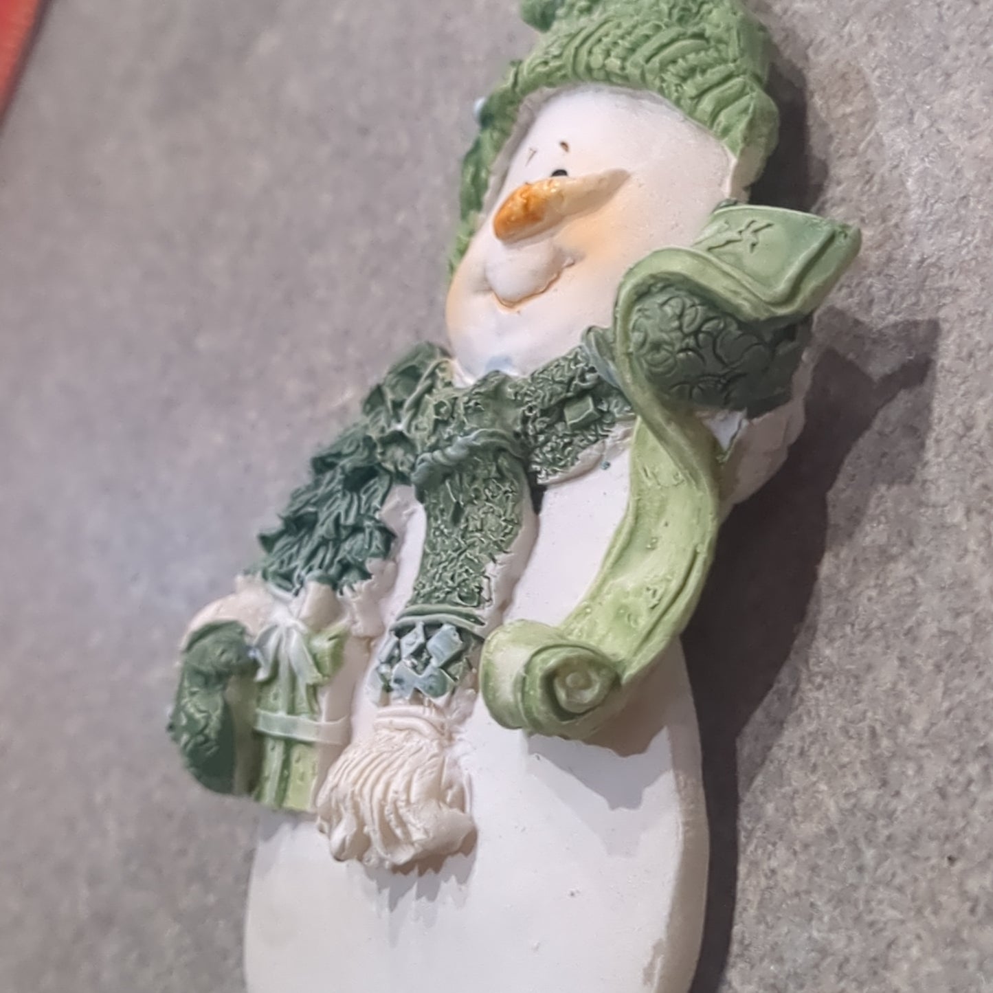 Og1 Polycrylic snowman ornament with a scroll and gift - green