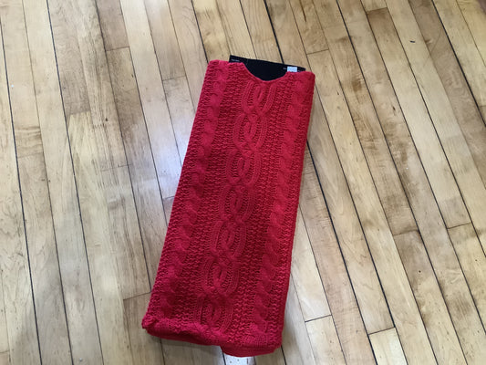 Ts1 red knit tree skirt
