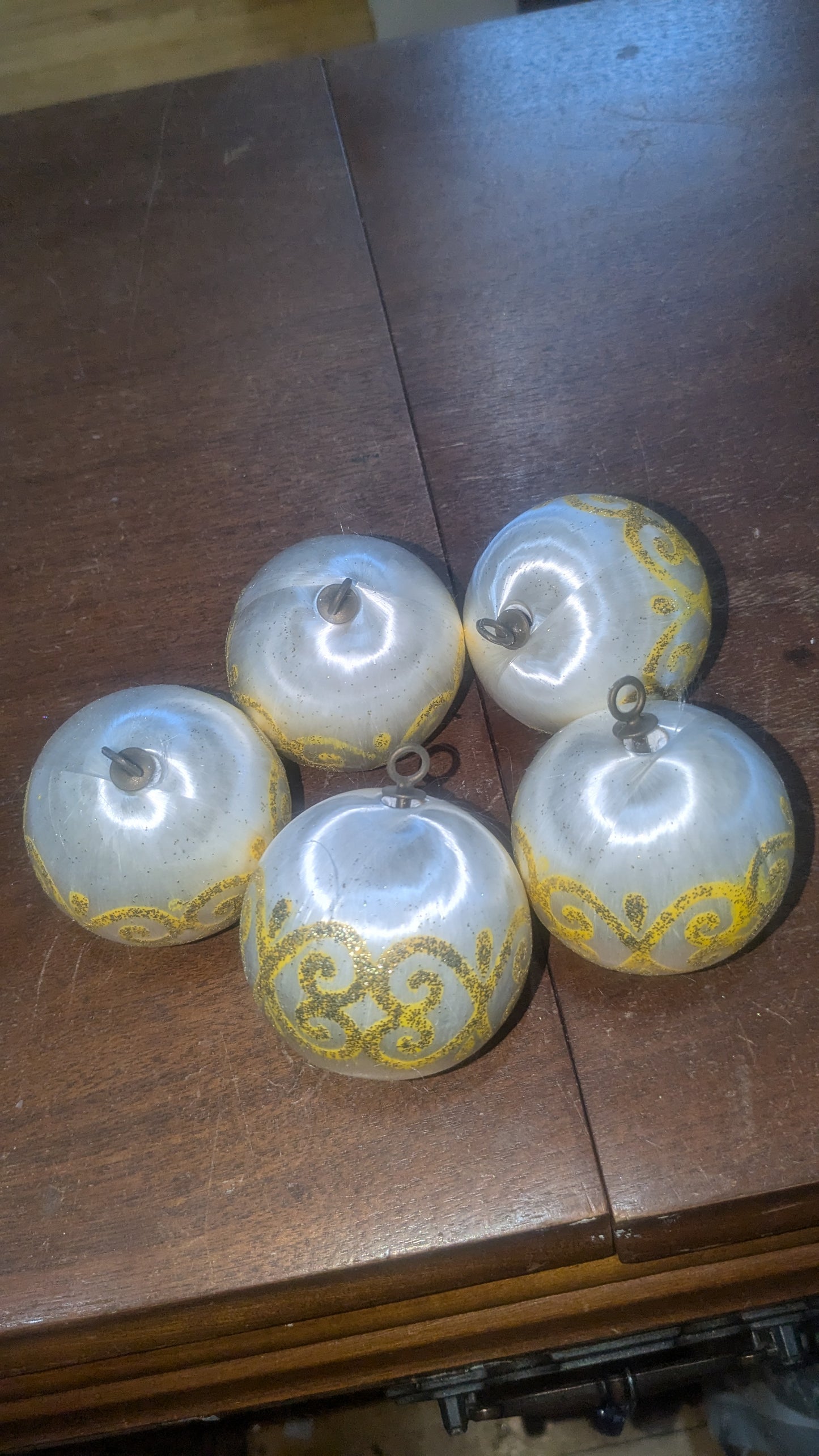 082 Vintage satin ornaments