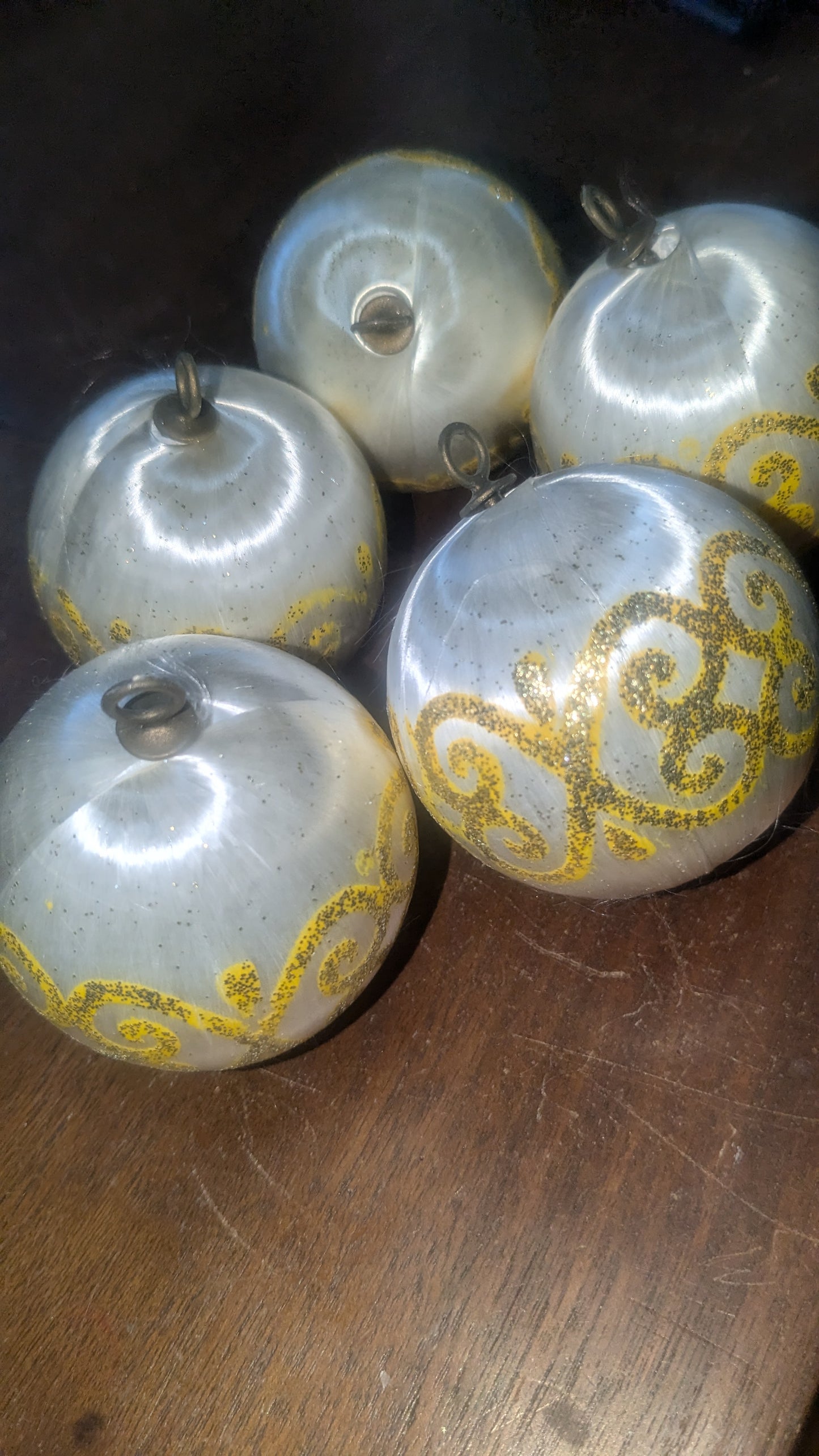 082 Vintage satin ornaments