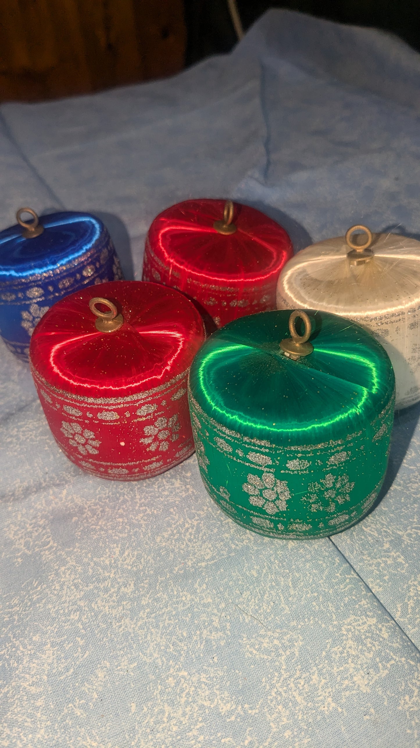 O81 Vintage satin drum ornaments