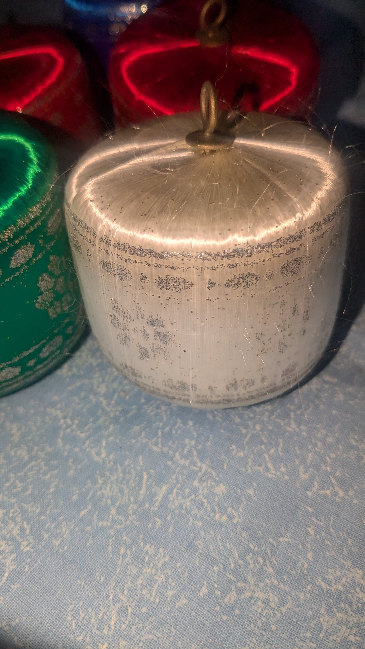 O81 Vintage satin drum ornaments