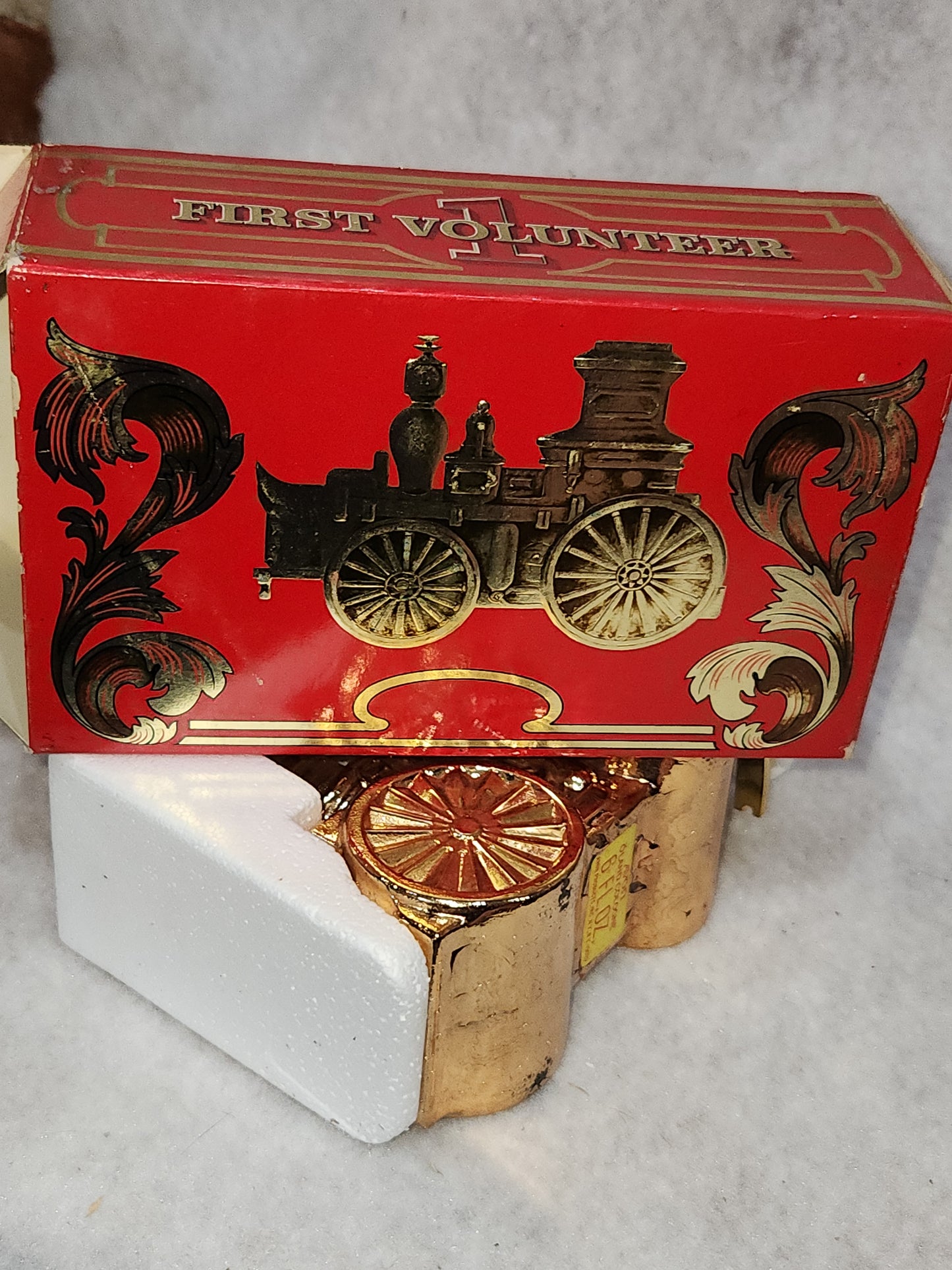 Avon Decanter First Volunteer gold fire truck Oland Cologne av561