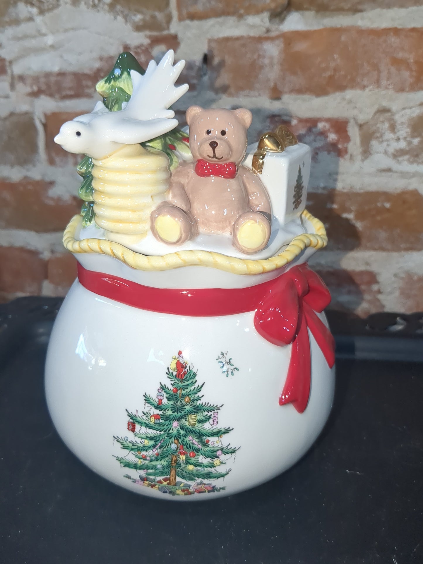 Spode Christmas Tree Round Covered Candy Box, Made of Fine Earthenware, Gold sp65