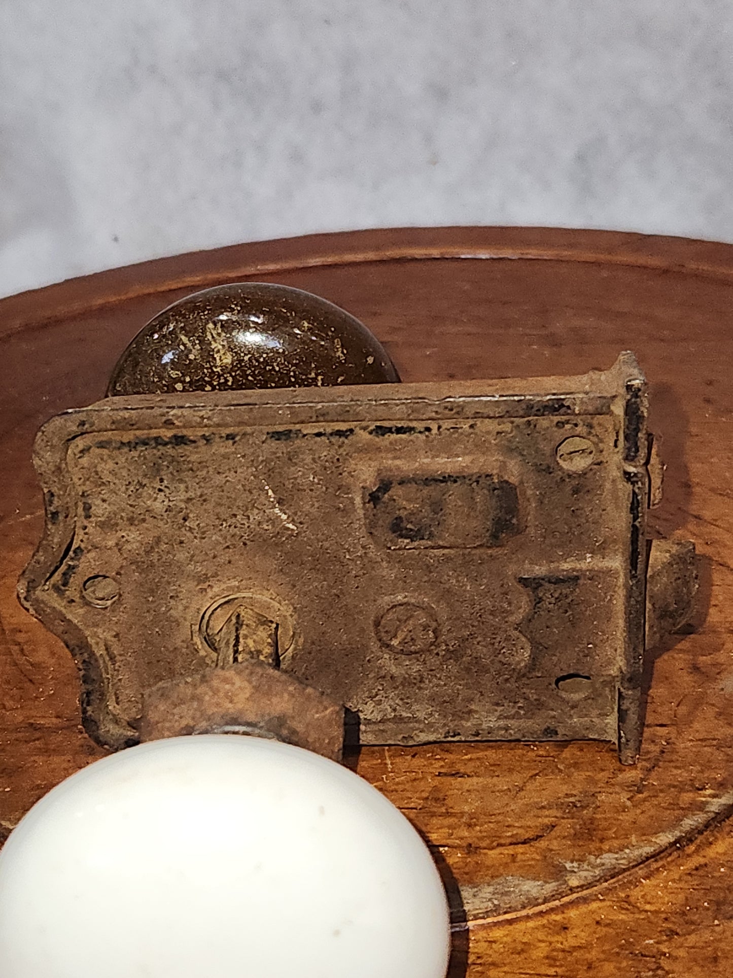 Antique Brown & White Door Knob and Lock Set kn4