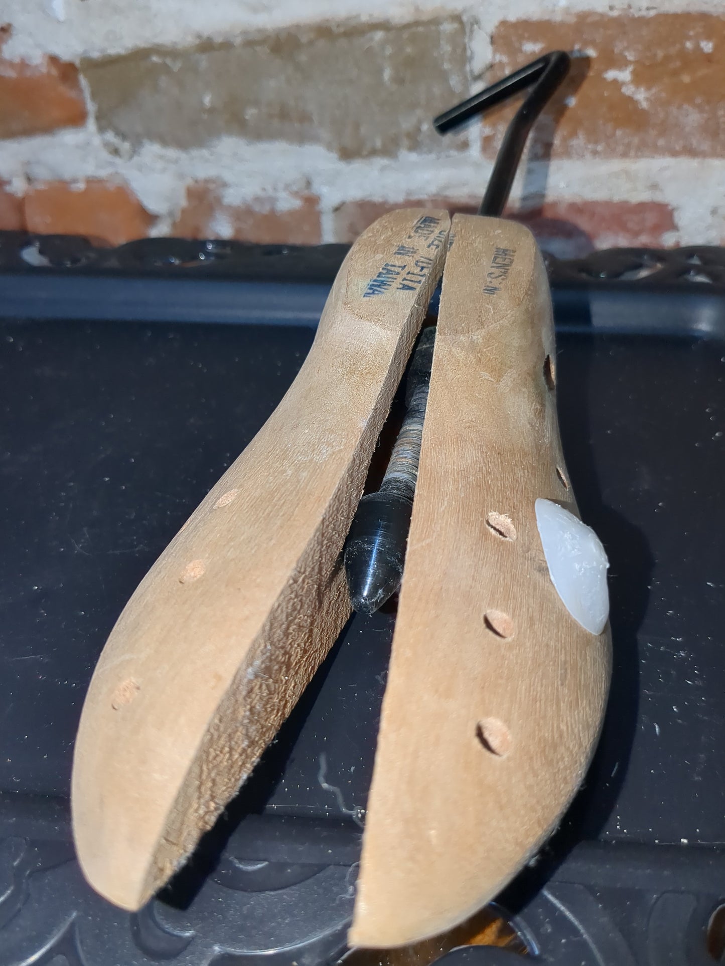 Vintage Shoe Stretcher Mens Medium 7D-11A Wooden & Metal Parts Made In Taiwan sh755