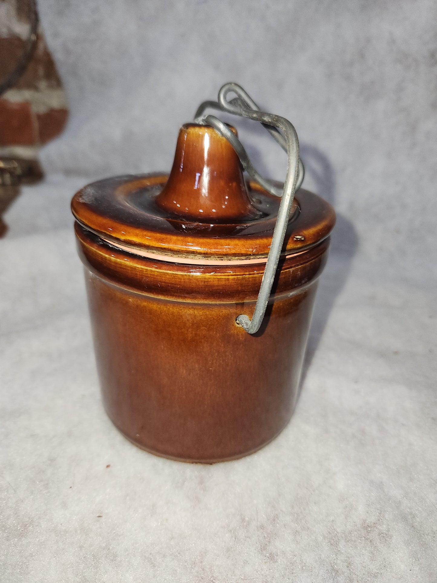 Vintage brown pottery crock lid and metal bail pot59