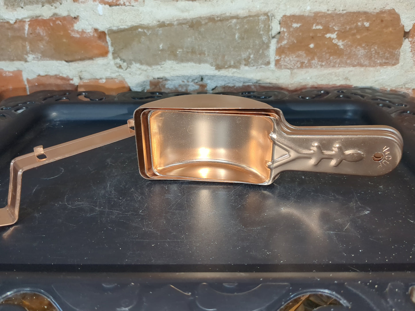 Vintage aluminum pink or copper colored measuring cups with hanging rail alu2355