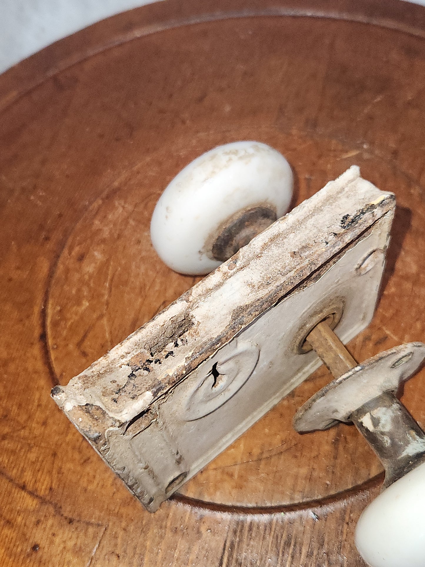 Kn8 Antique White Door Knob and Lock Set kn8