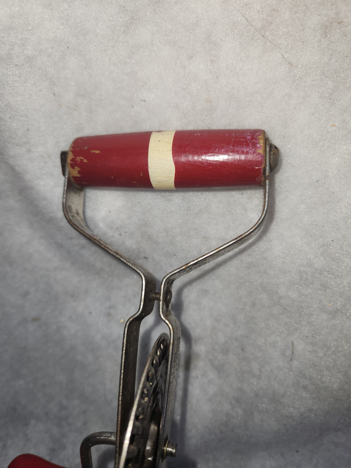 Vintage Dainty Whirl Hand Mixer Beater with Red Wood Handle and knob mix7