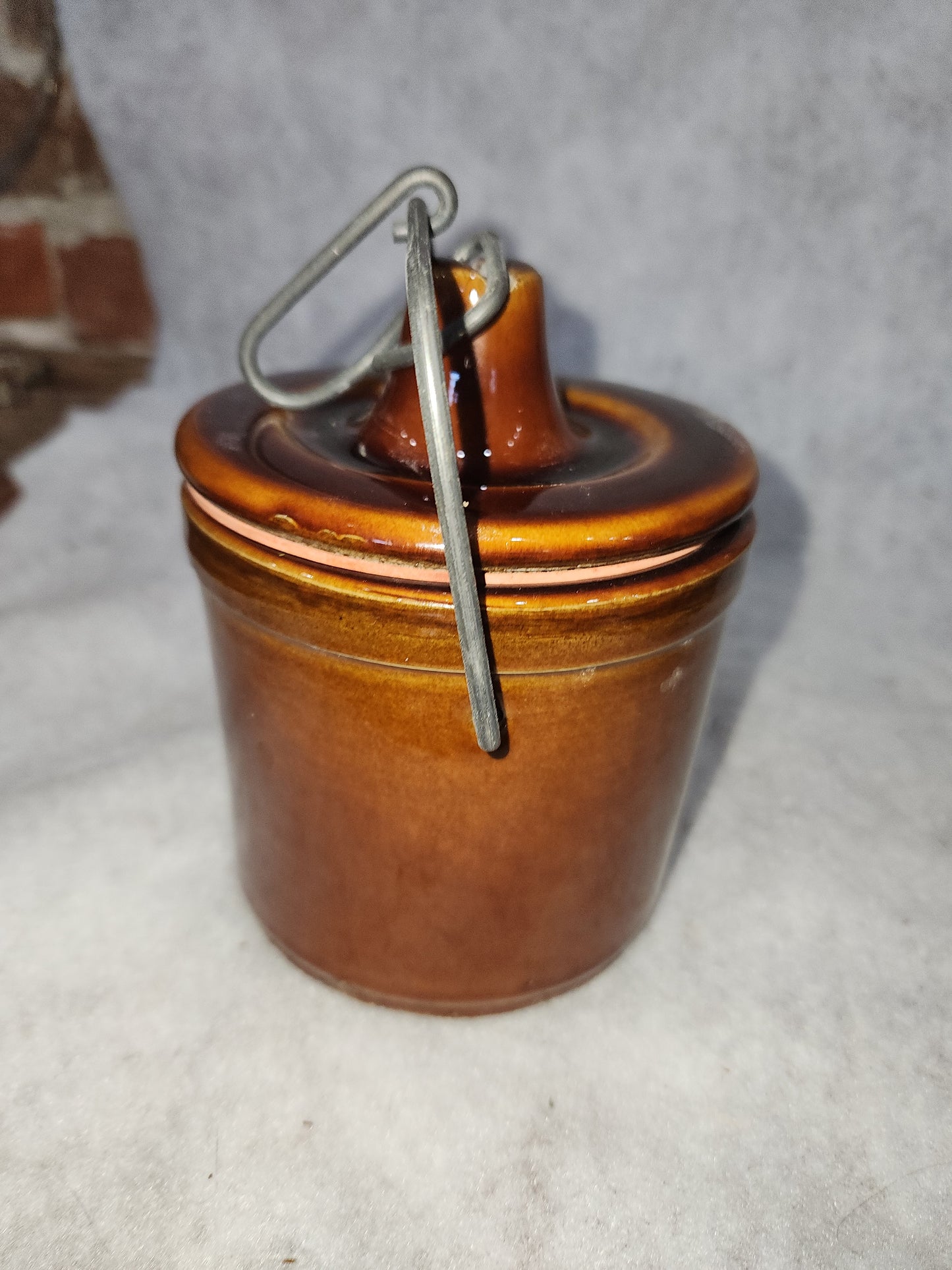 Vintage brown pottery crock lid and metal bail pot59