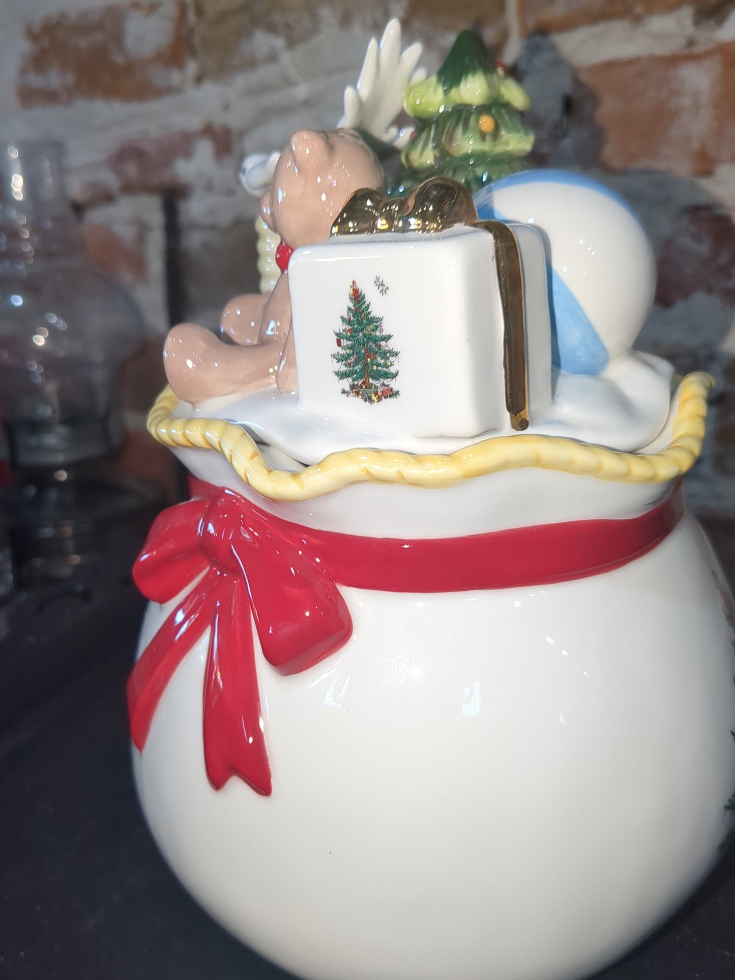 Spode Christmas Tree Round Covered Candy Box, Made of Fine Earthenware, Gold sp65