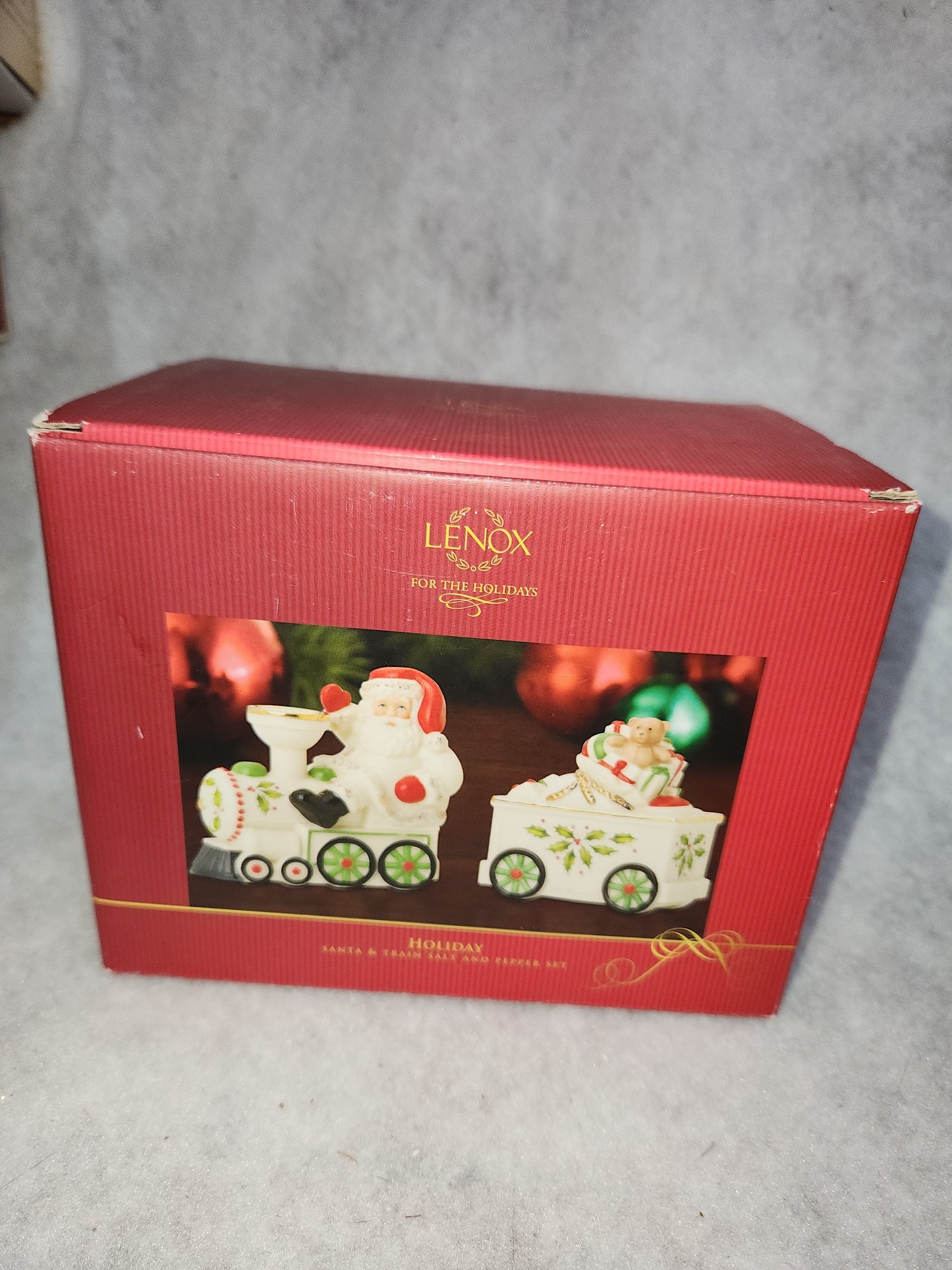Lenox Holiday Santa Train Bear Salt & Pepper Set. Sps10