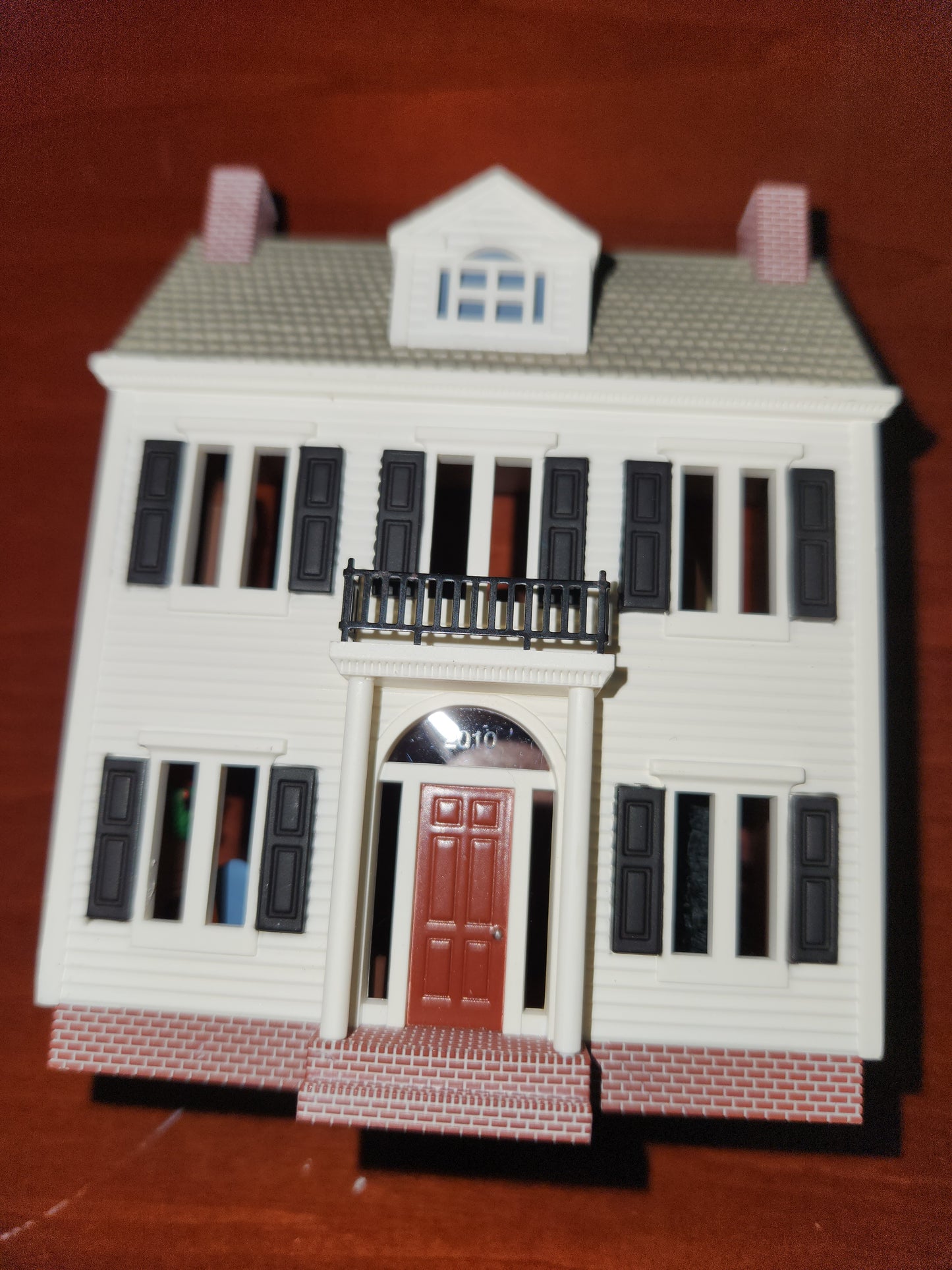 HH2010 a colonial Christmas Ornament Hallmark Nostalgic Houses.