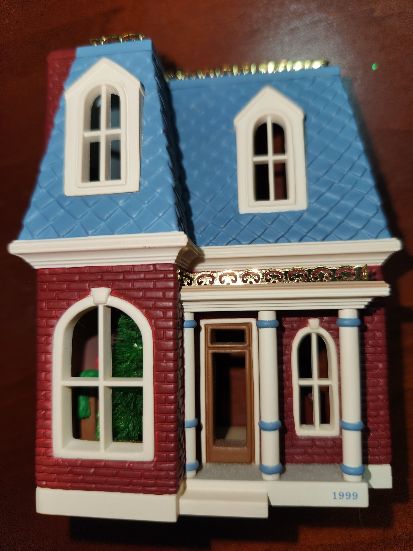 House on Holly Lane Ornament Hallmark Nostalgic Houses and shops Hh1999
