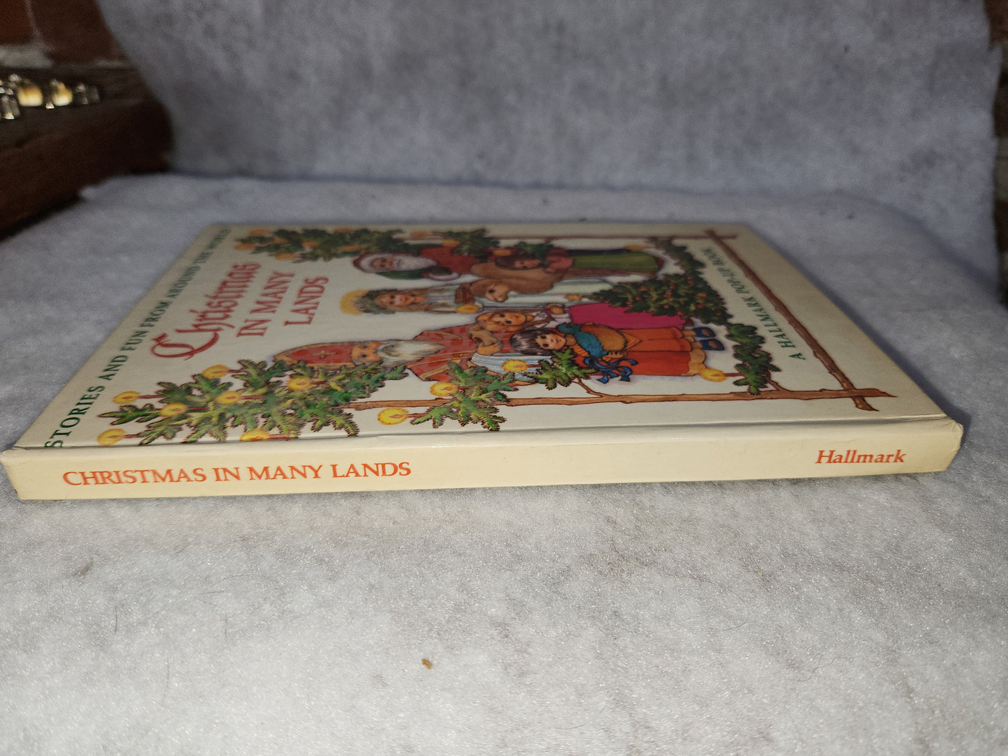 Vintage 1980s First Edition Hallmark POP UP book Christmas in Many Lands by Barbara Bartocci bk12