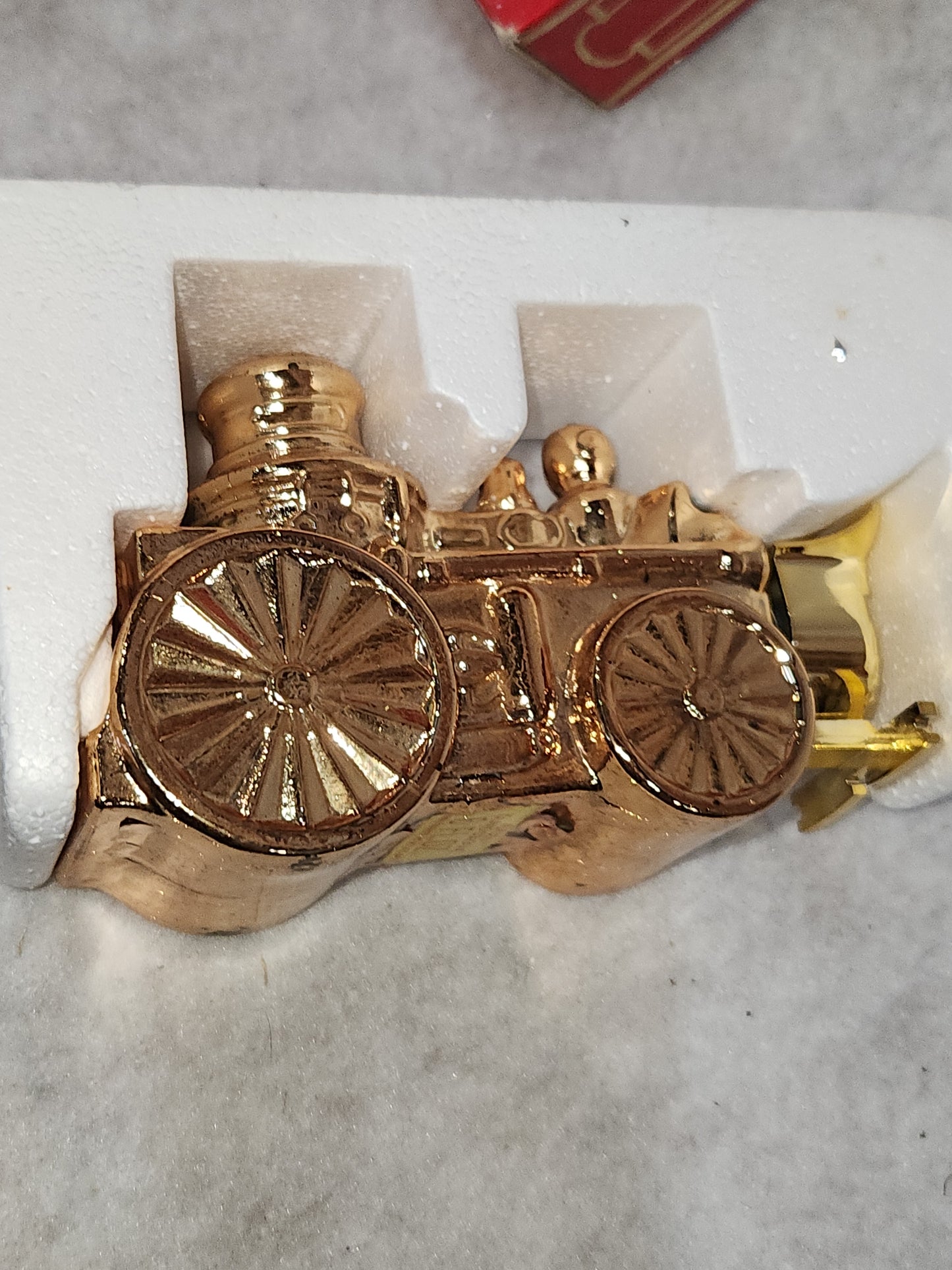 Avon Decanter First Volunteer gold fire truck Oland Cologne av561