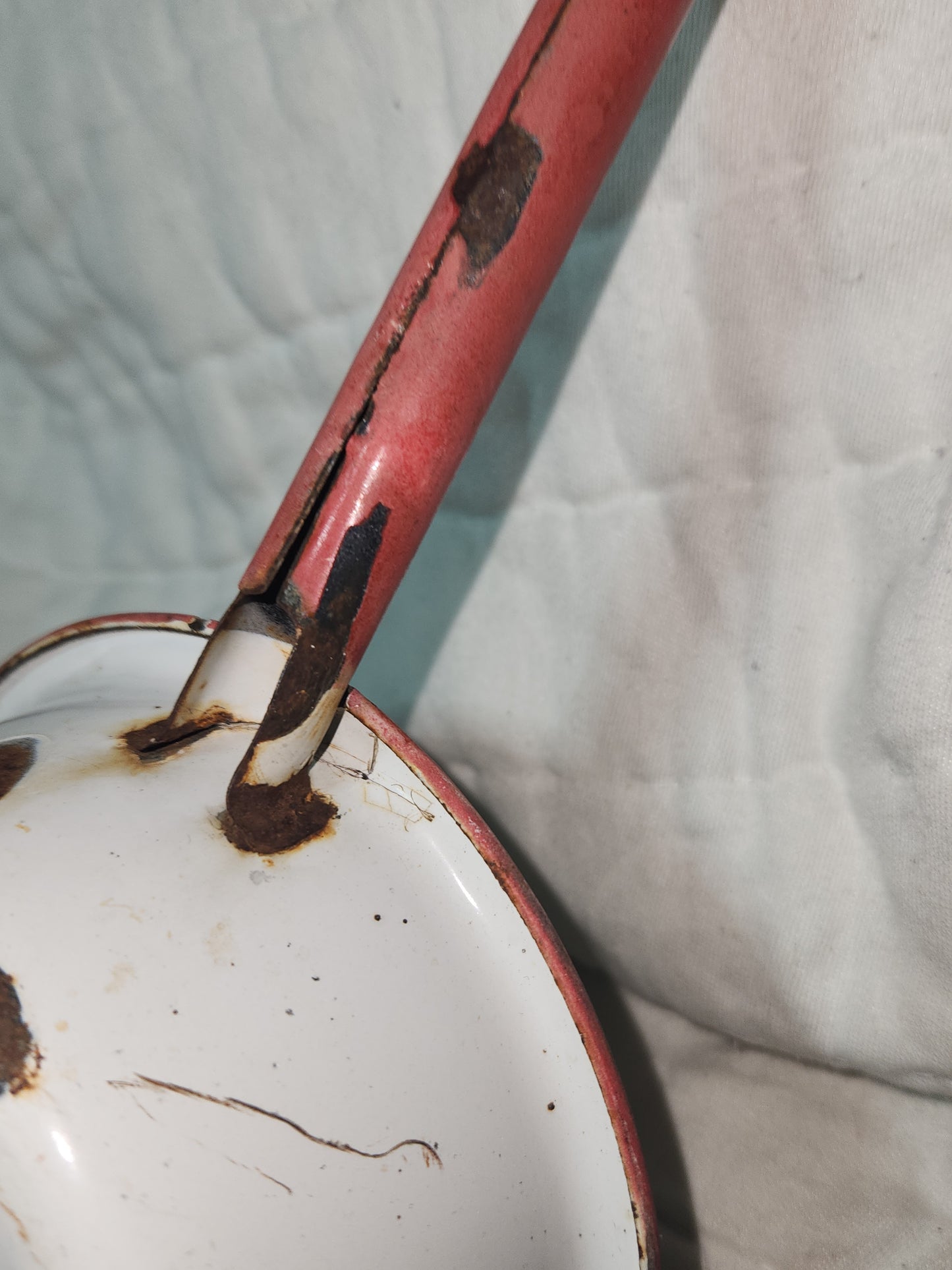 Vintage enamel ladle white with red handle en91
