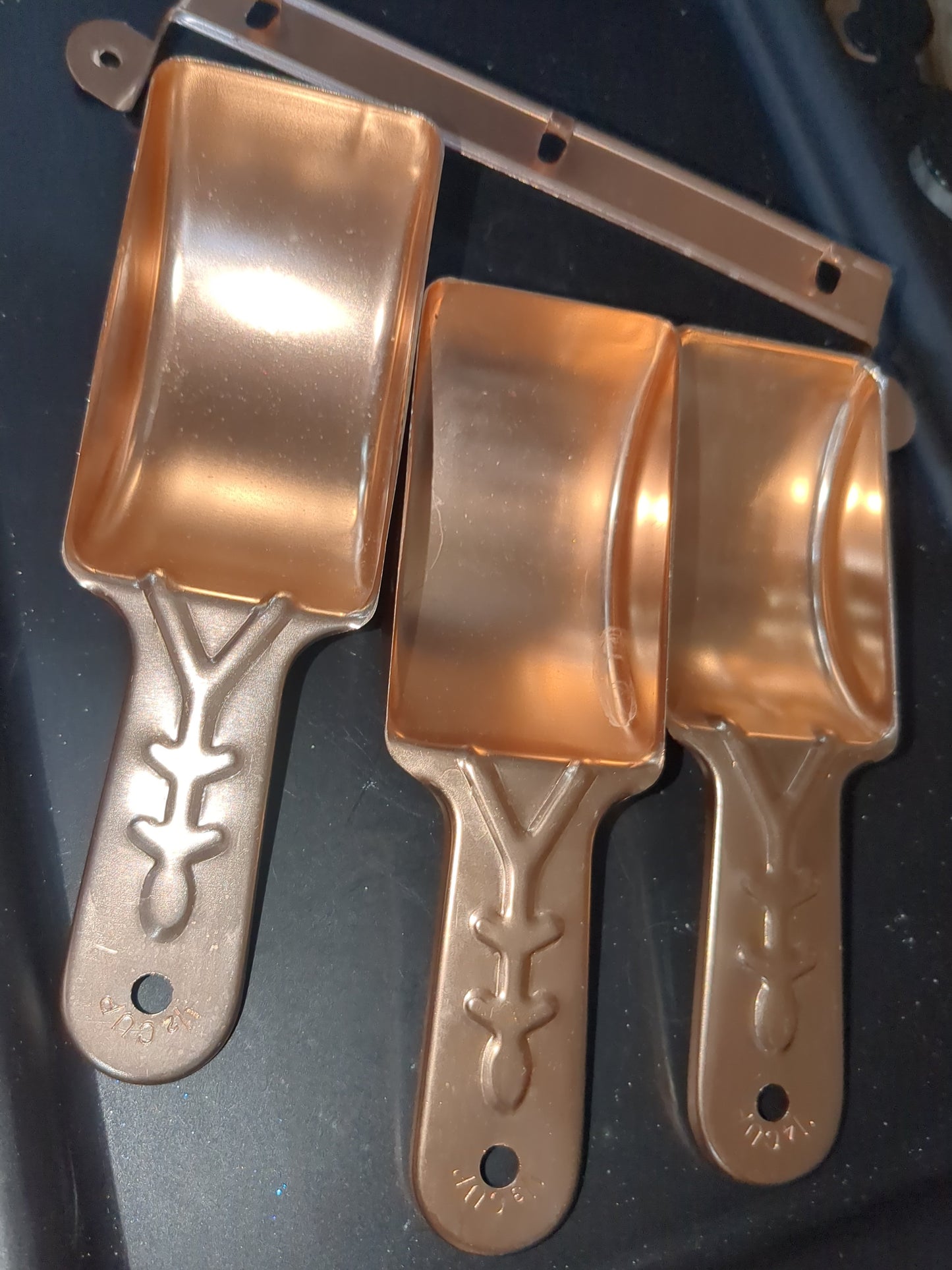 Vintage aluminum pink or copper colored measuring cups with hanging rail alu2355