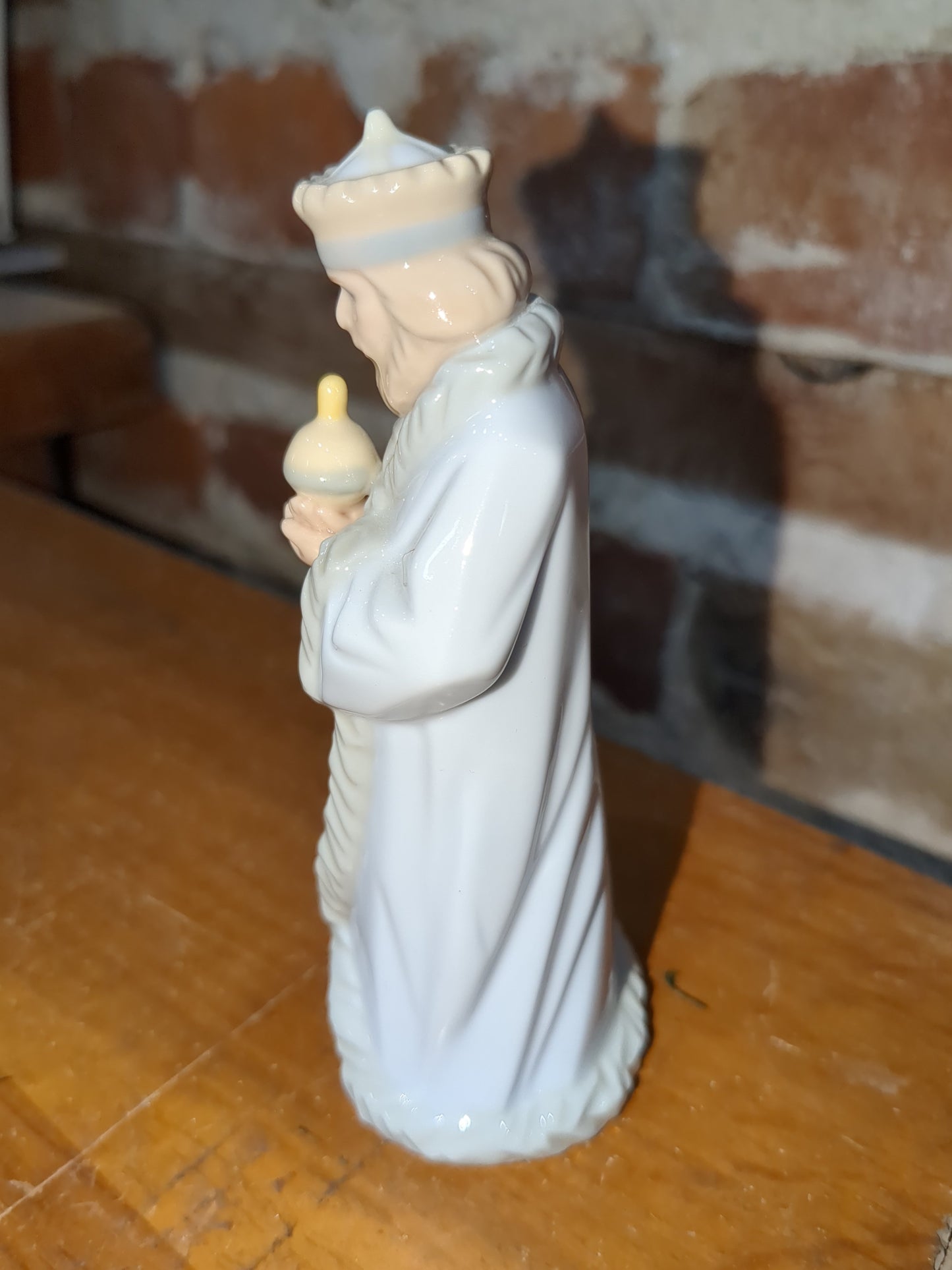 Vintage replacement piece for Hallmark ceramic 11 piece nativity set. Wiseman 1
