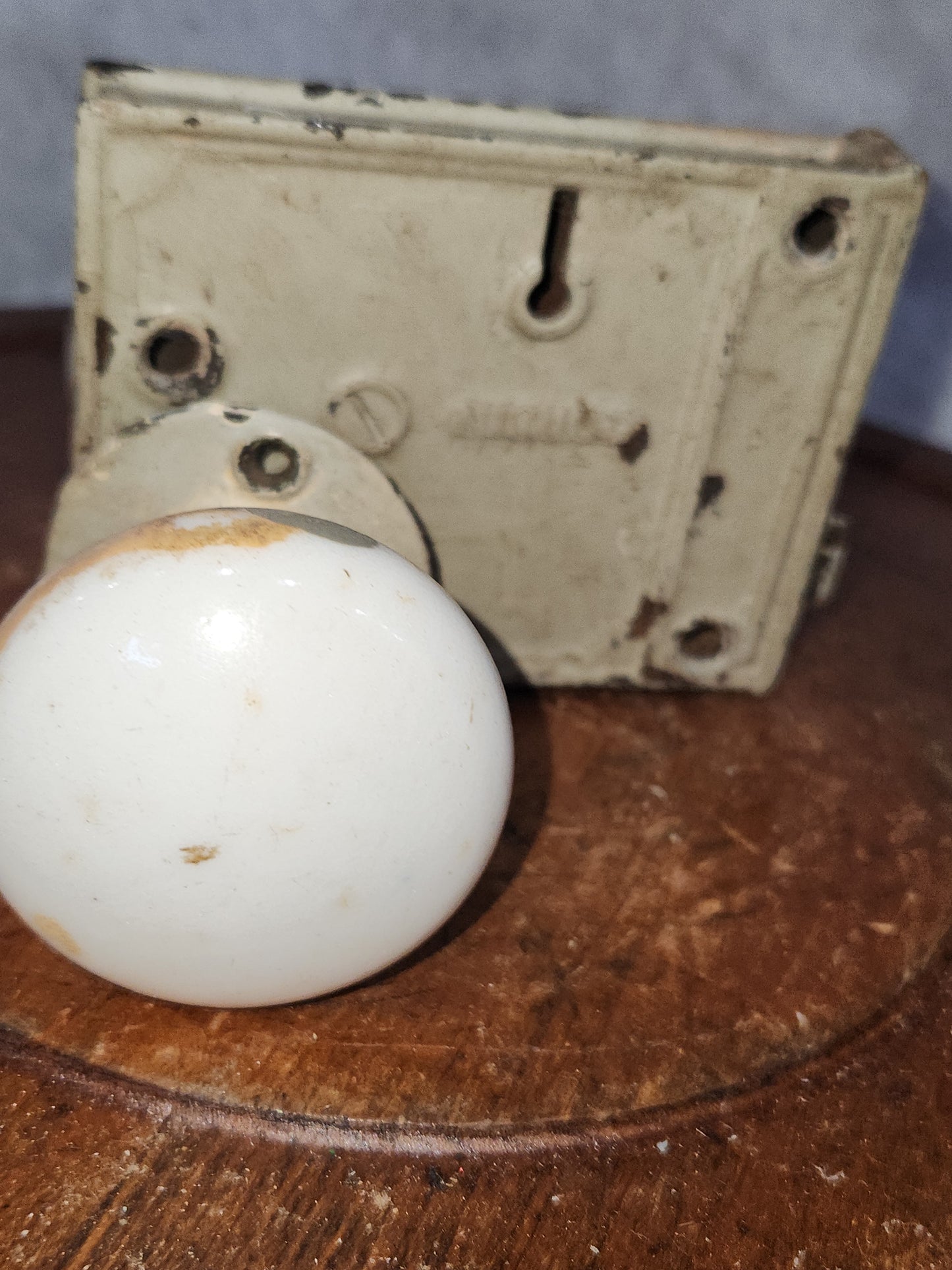 Kn9 Antique White Door Knob and Lock Set kn9