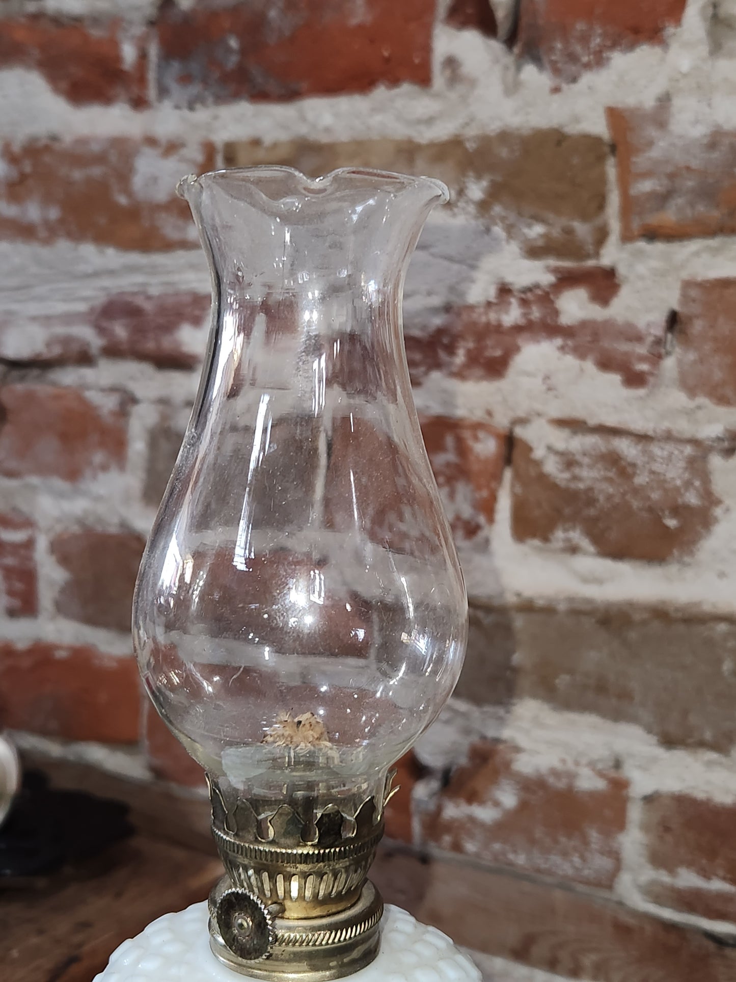 MINI WHITE DIAMOND DESIGN OIL LAMP W/ GOLD COLOR METAL BASE lamp8