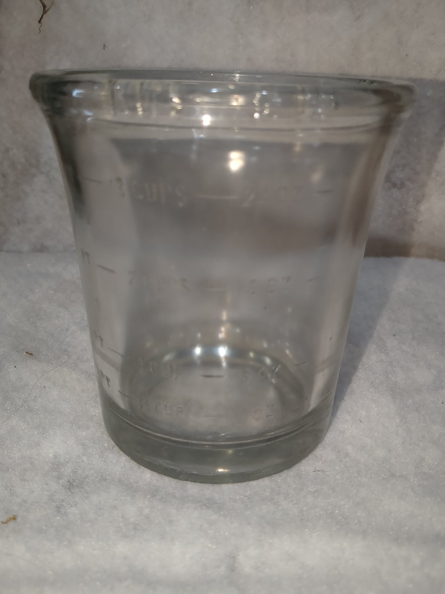 Vintage Antique egg beater with one quart 32 oz. 4 cups heavy glass container no handle no spout measuring kit166