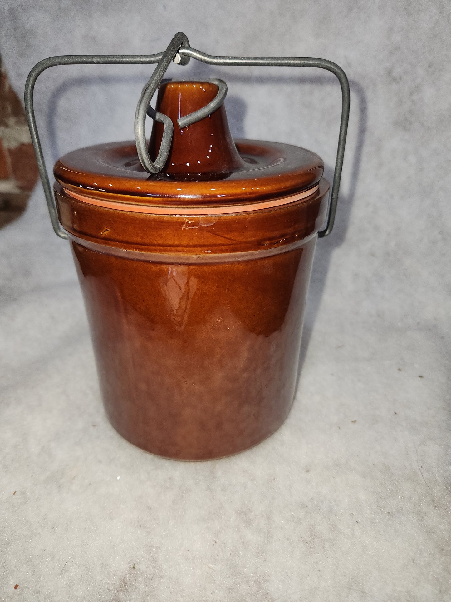 Vintage brown pottery crock lid and metal bail pot57