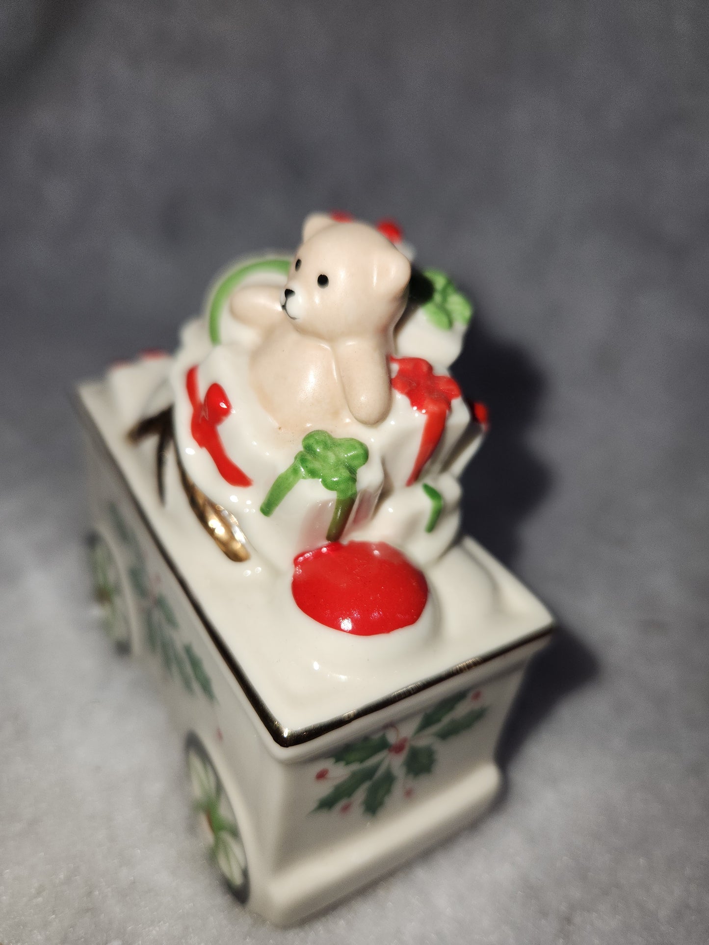 Lenox Holiday Santa Train Bear Salt & Pepper Set. Sps10