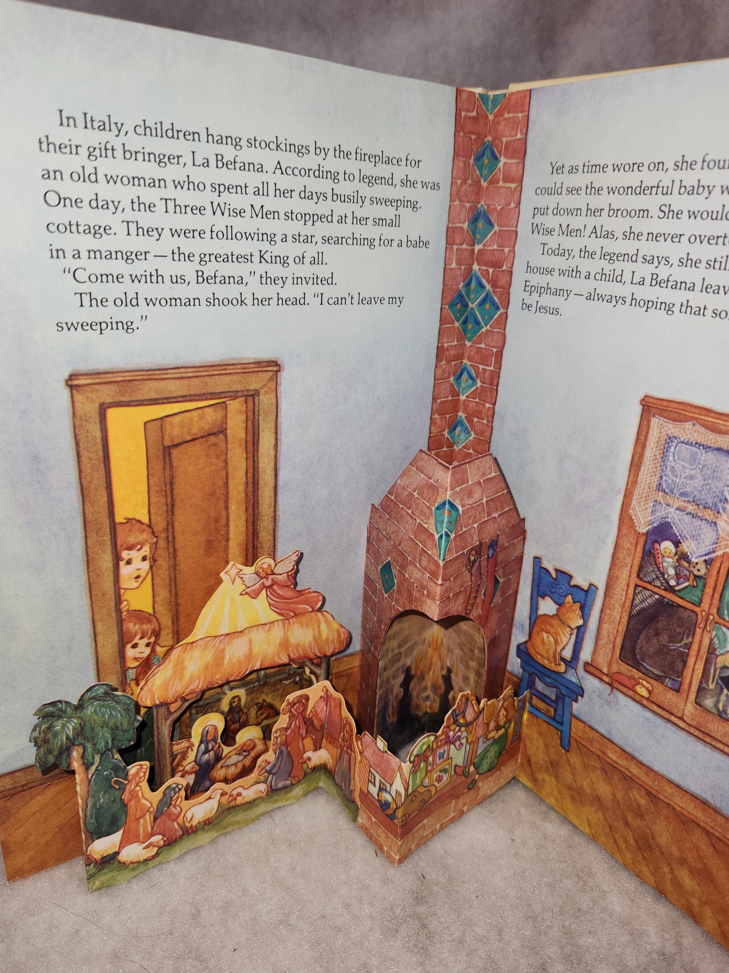 Vintage 1980s First Edition Hallmark POP UP book Christmas in Many Lands by Barbara Bartocci bk12