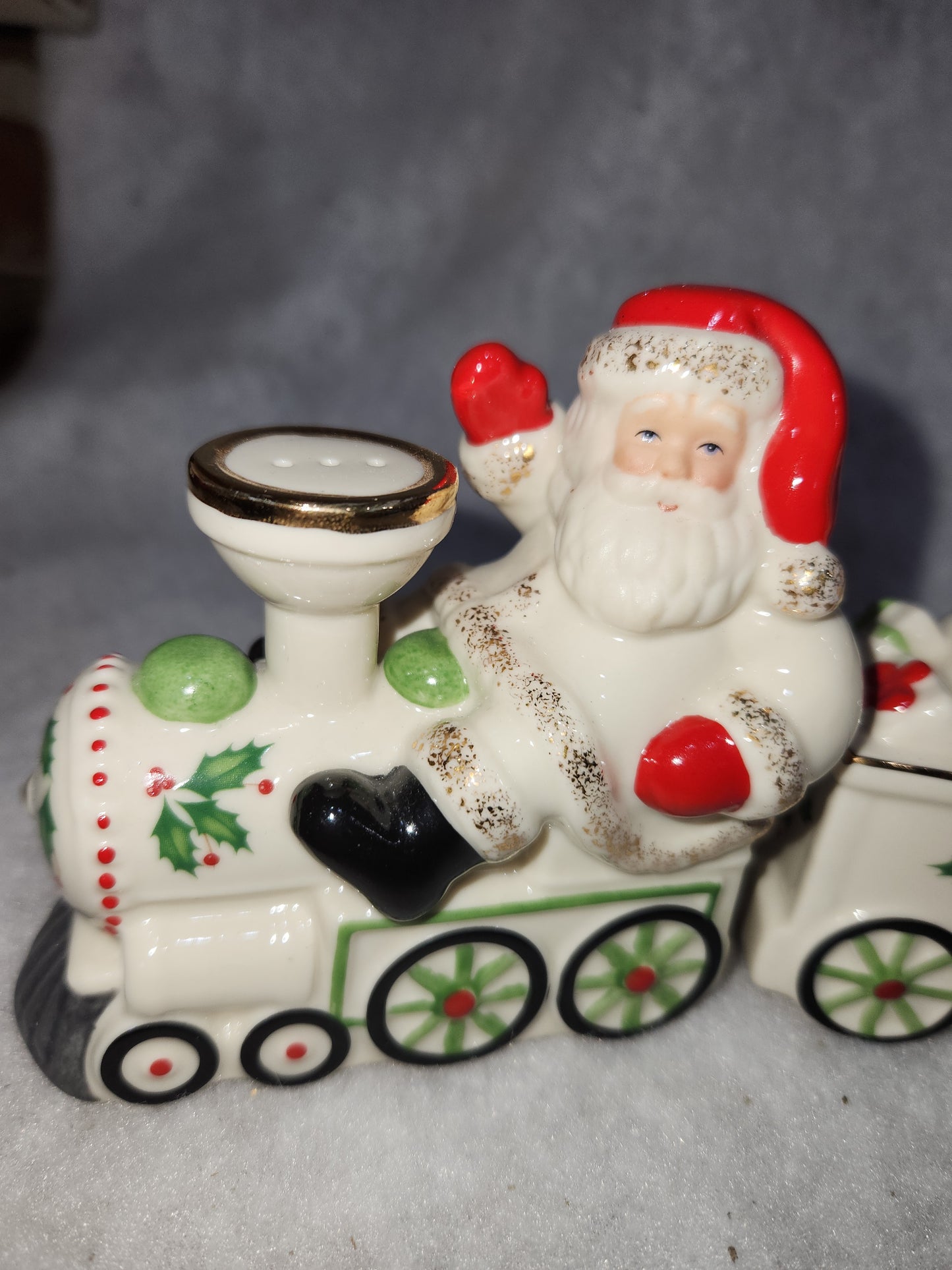 Lenox Holiday Santa Train Bear Salt & Pepper Set. Sps10