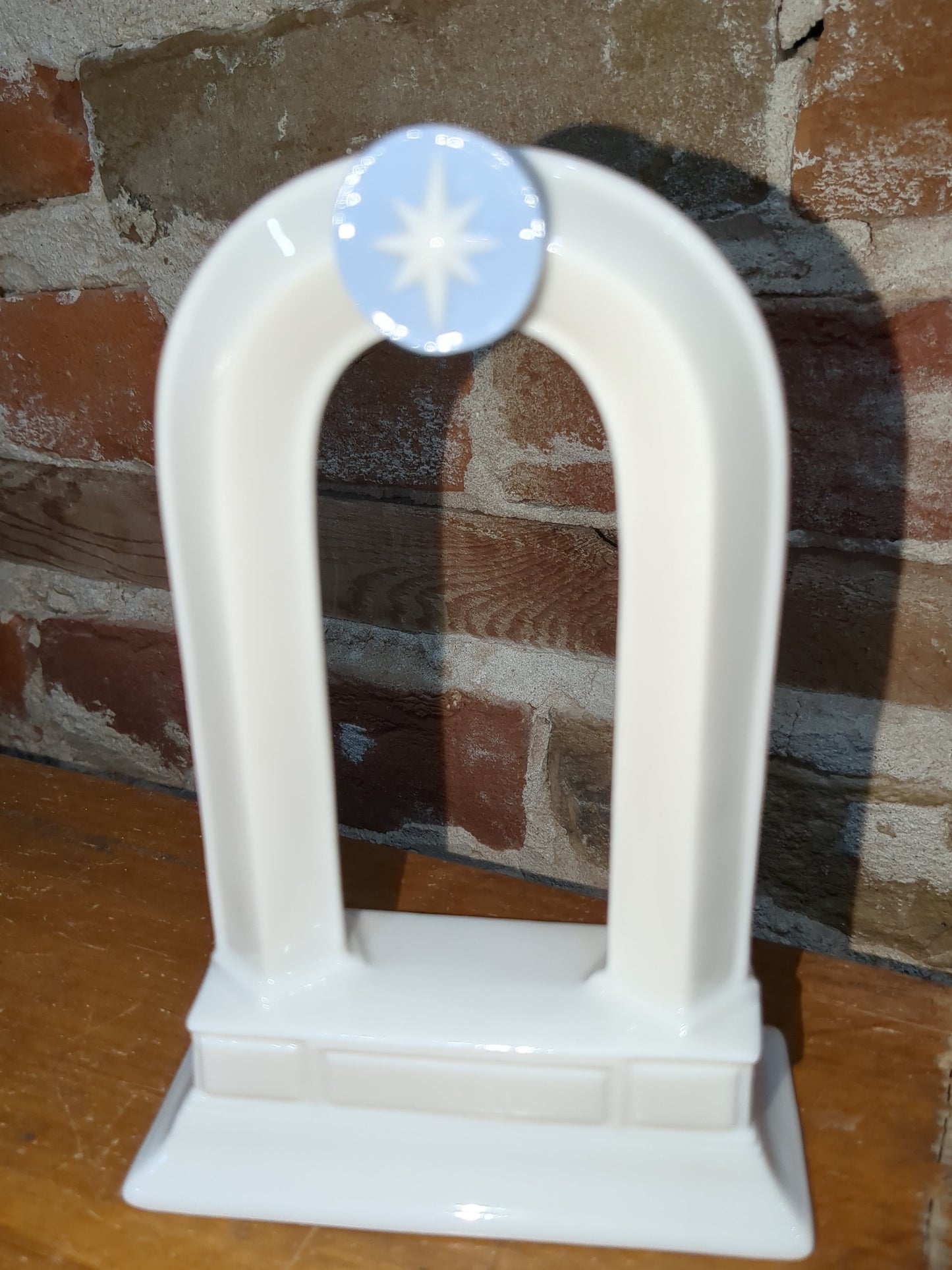 Vintage replacement piece for Hallmark ceramic/porcelain 11 piece nativity set. Arch and manager no jesus