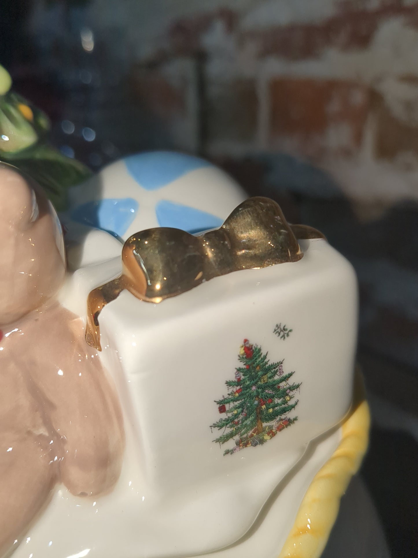 Spode Christmas Tree Round Covered Candy Box, Made of Fine Earthenware, Gold sp65