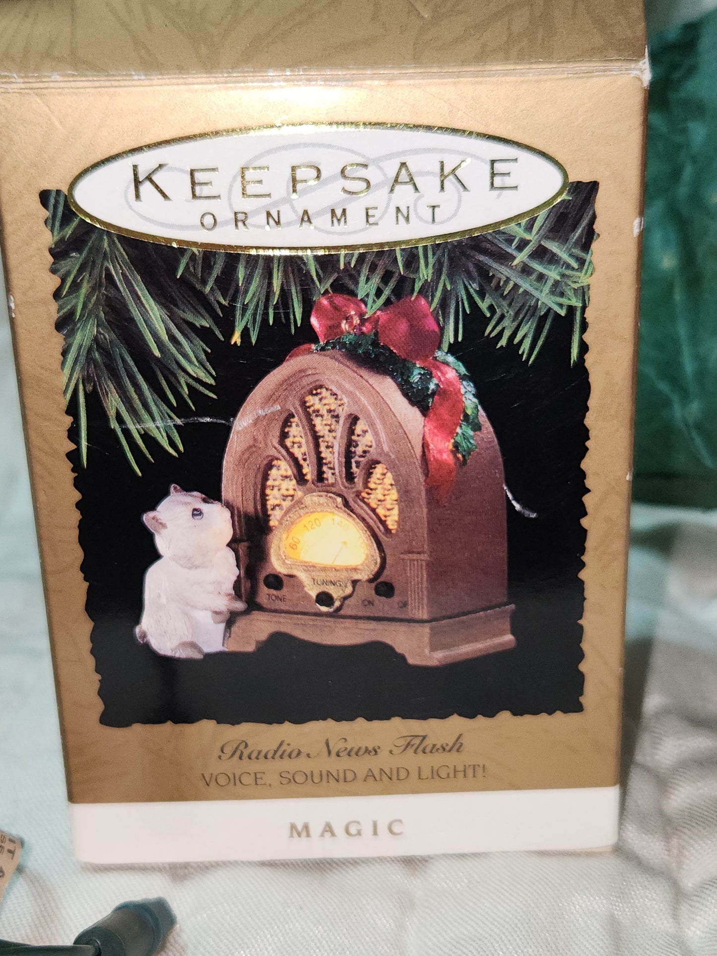 Vintage Hallmark Keepsake Ornament 1993 Radio News Flash white cat kitty Magic Voice Sound Light ho891