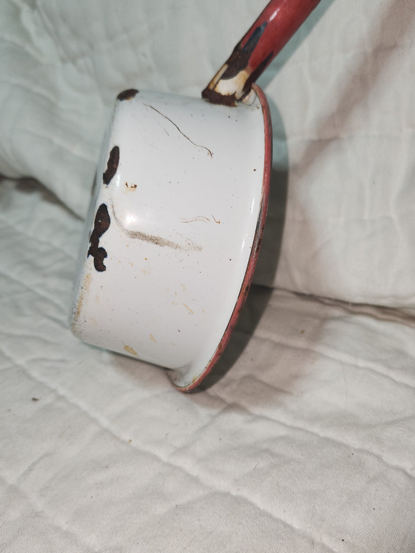 Vintage enamel ladle white with red handle en91