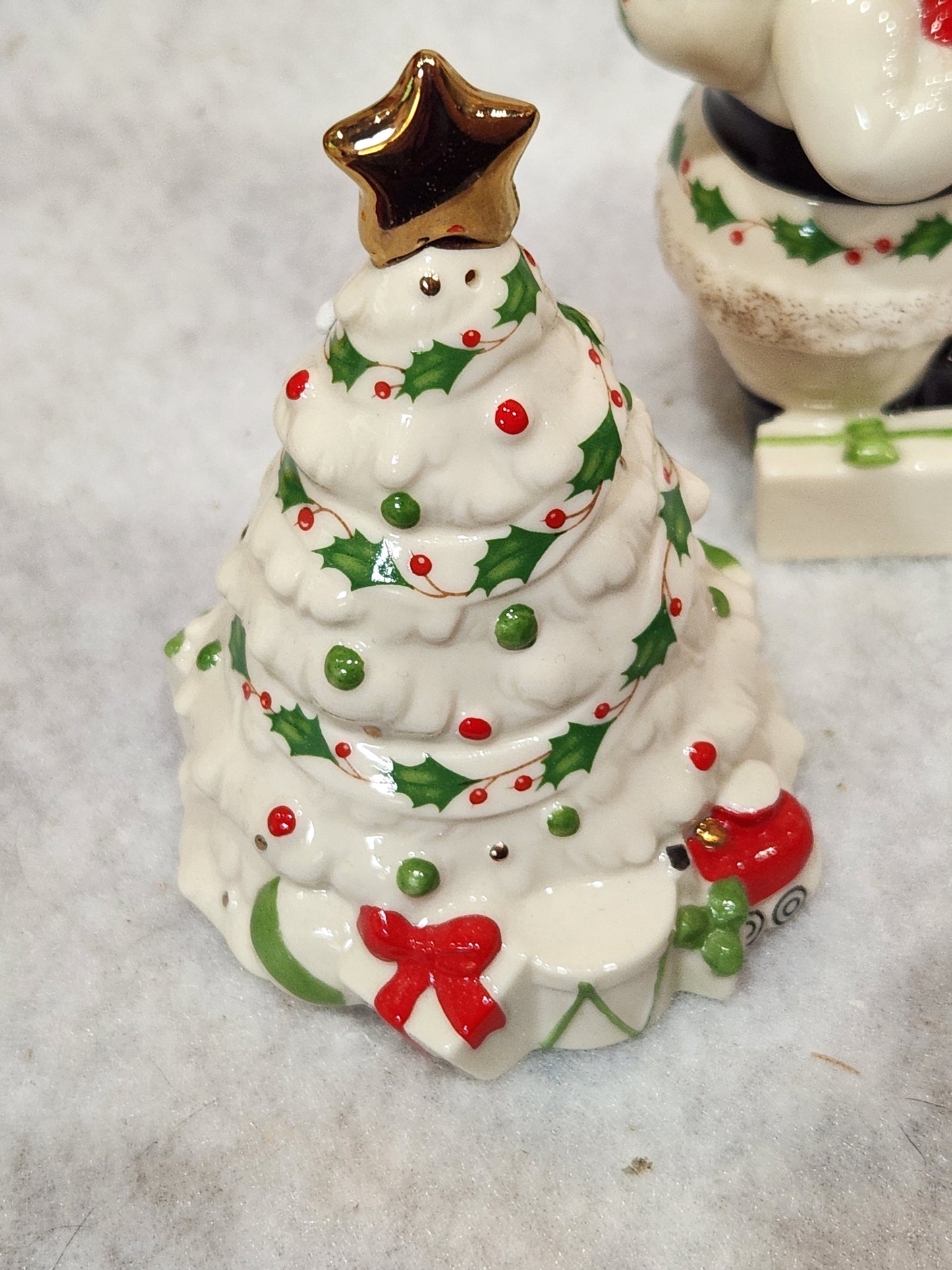 Holiday Lenox tree & Santa Salt & Pepper Set Sps9