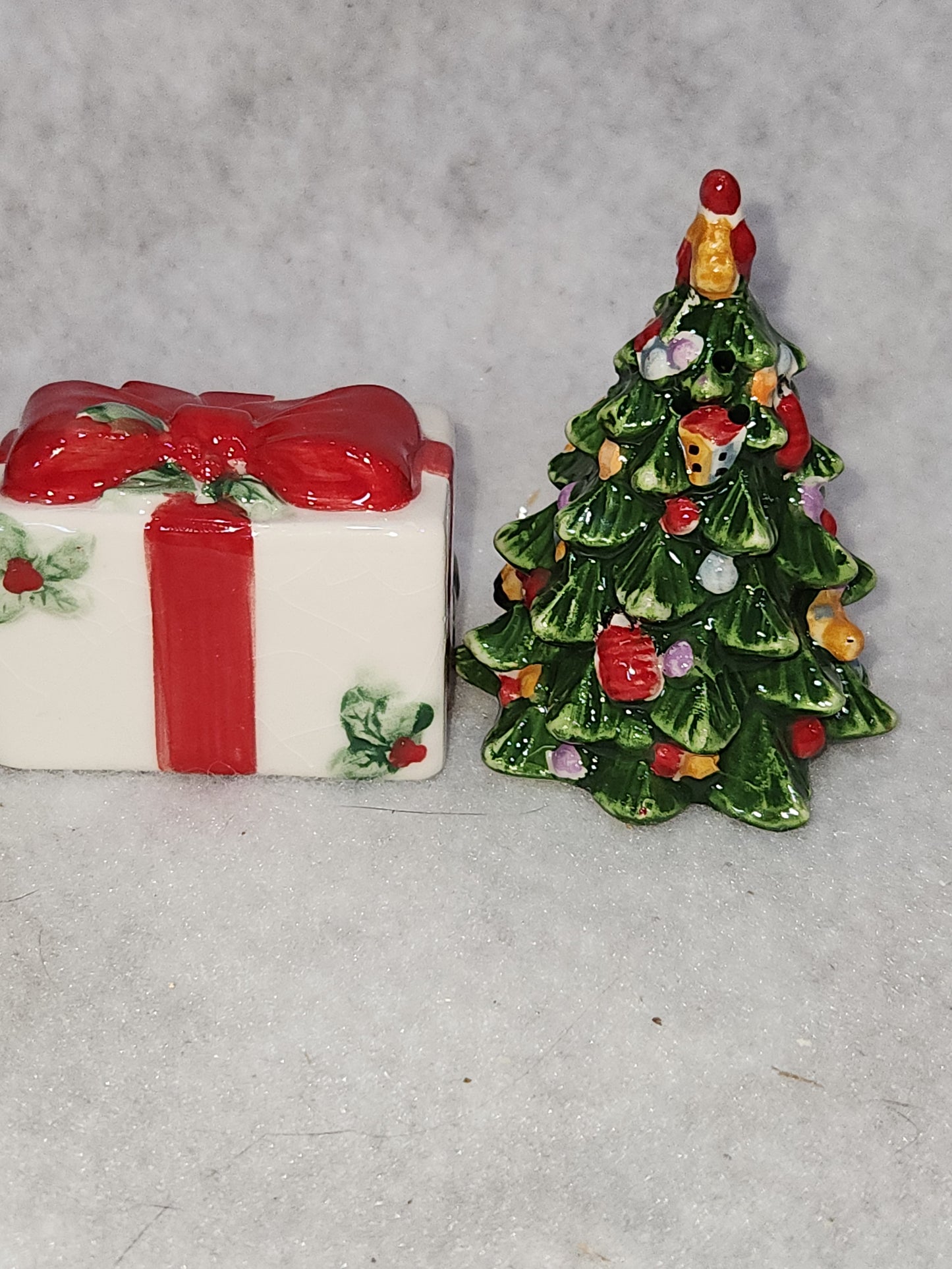 Tree & Christmas Gift Box Spode Salt & Pepper Shakers sps6