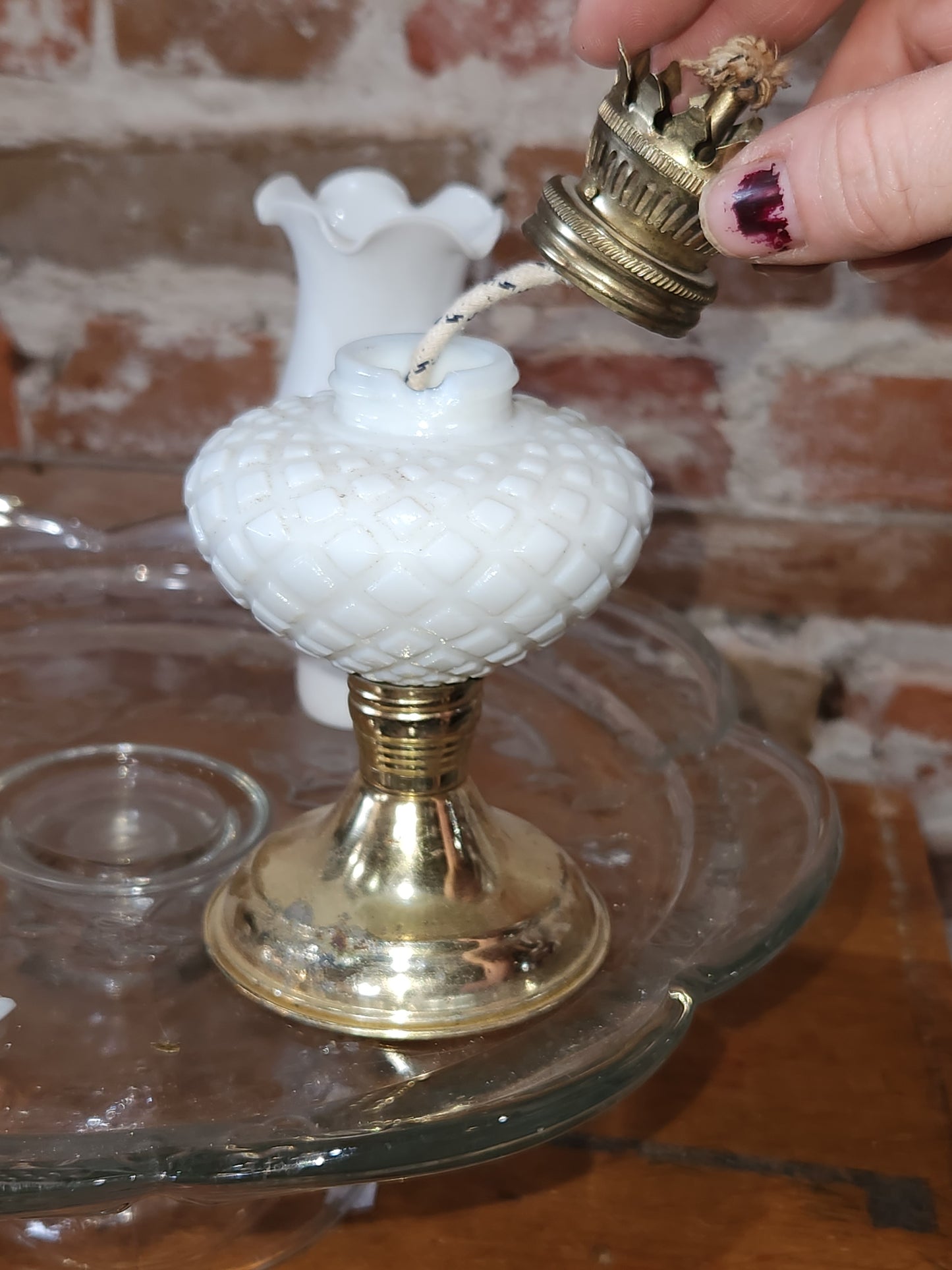 MINI WHITE DIAMOND DESIGN OIL LAMP W/ GOLD COLOR METAL BASE lamp8