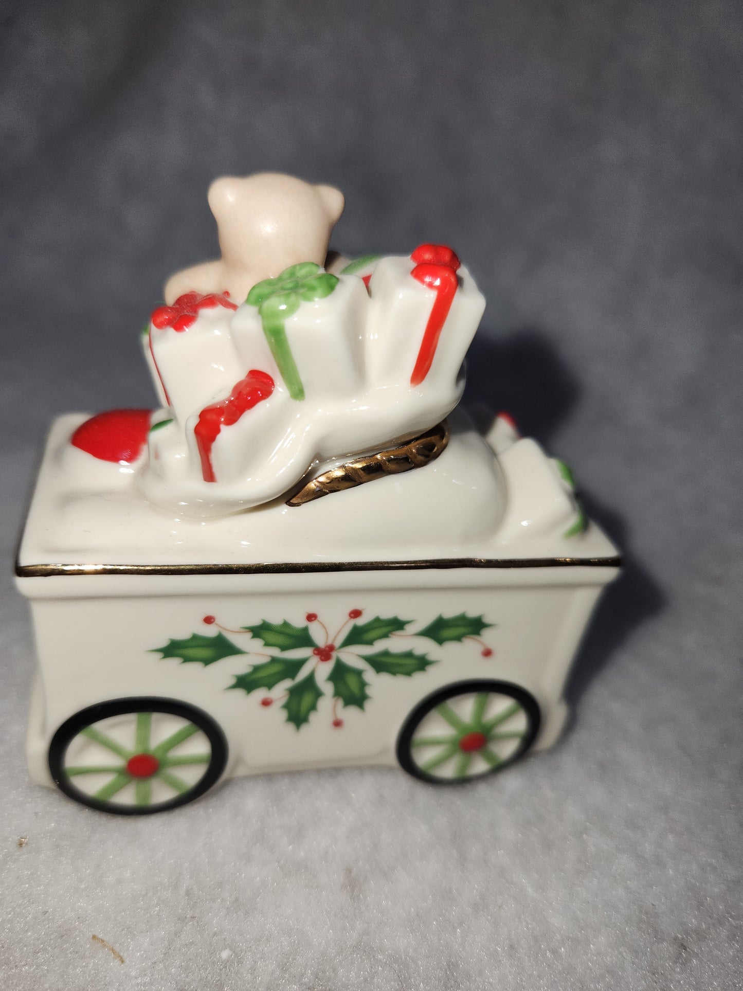 Lenox Holiday Santa Train Bear Salt & Pepper Set. Sps10