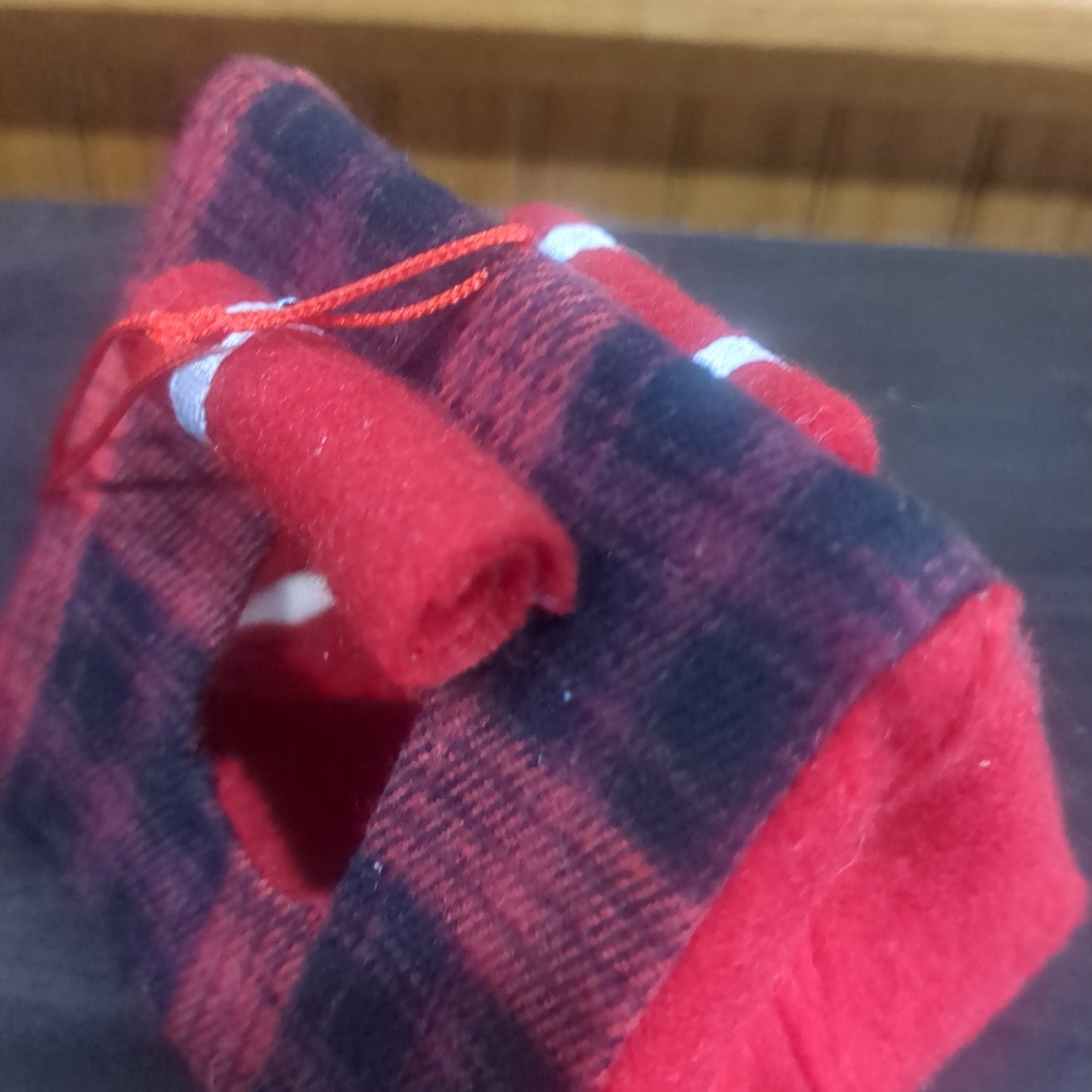 Ornament Plaid fabric tent with rolled window flaps, 5.5in