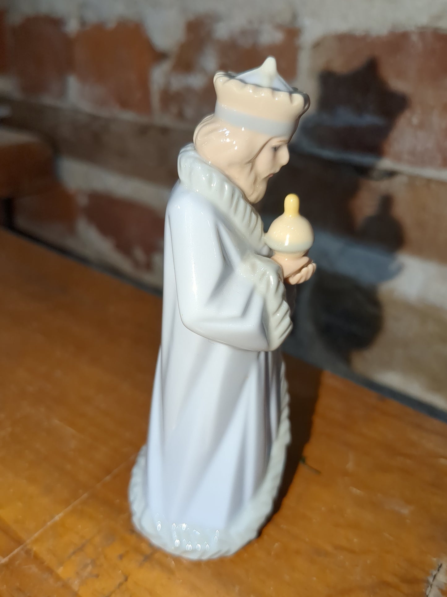 Vintage replacement piece for Hallmark ceramic 11 piece nativity set. Wiseman 1