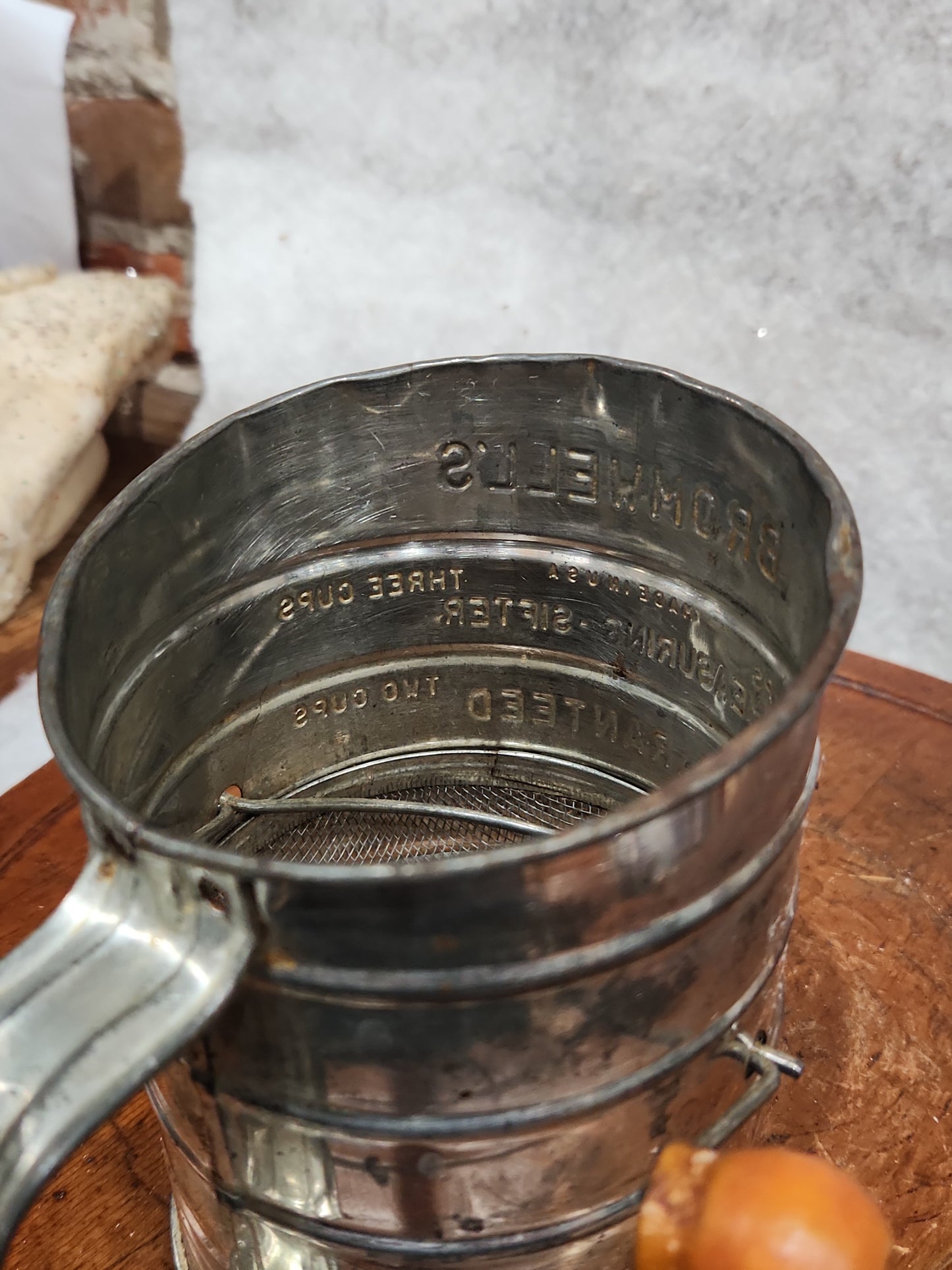 Vintage Bromwell’s 3 Cup Crank Handle Sifter metal and wood crank fs90