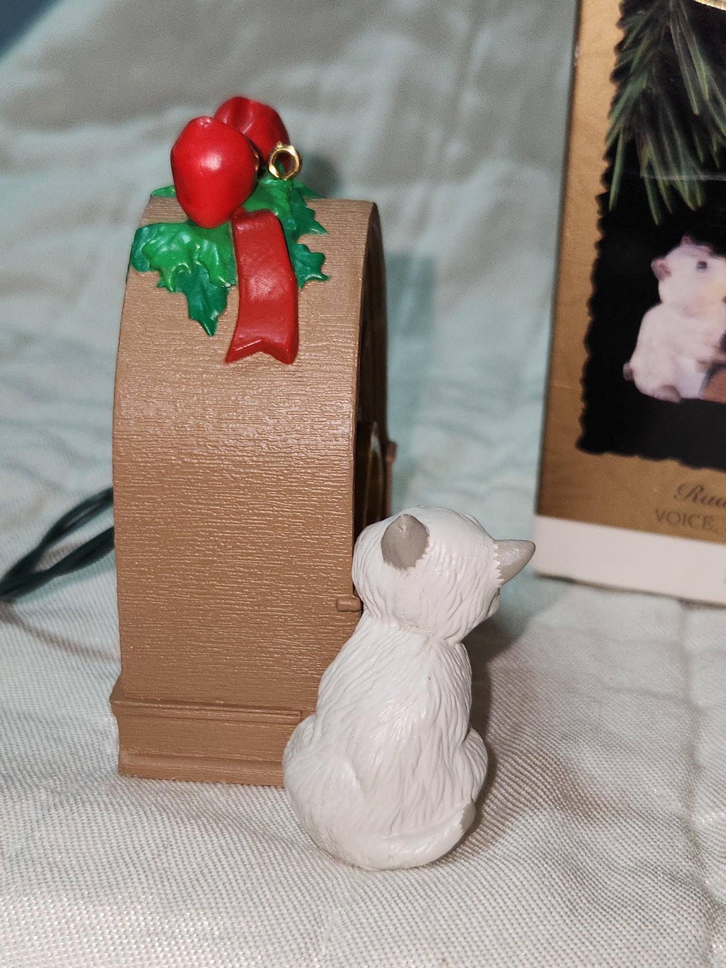 Vintage Hallmark Keepsake Ornament 1993 Radio News Flash white cat kitty Magic Voice Sound Light ho891