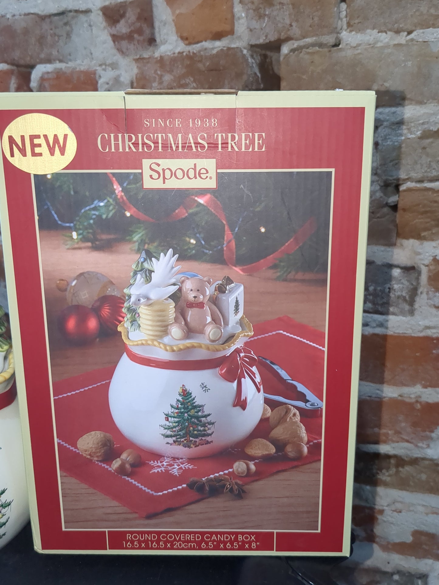 Spode Christmas Tree Round Covered Candy Box, Made of Fine Earthenware, Gold sp65